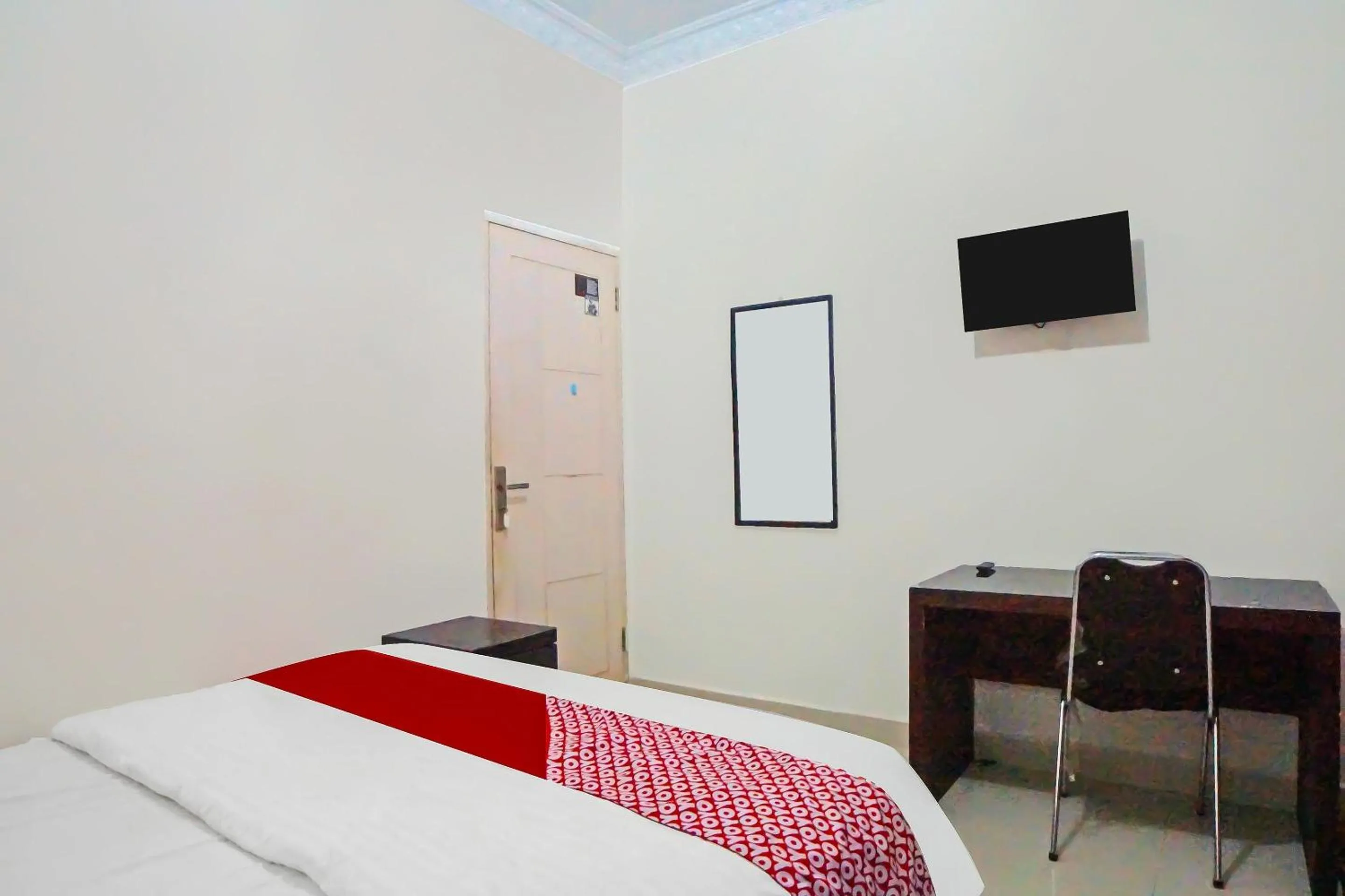 Bedroom, Bed in OYO 92314 De Coco Guesthouse