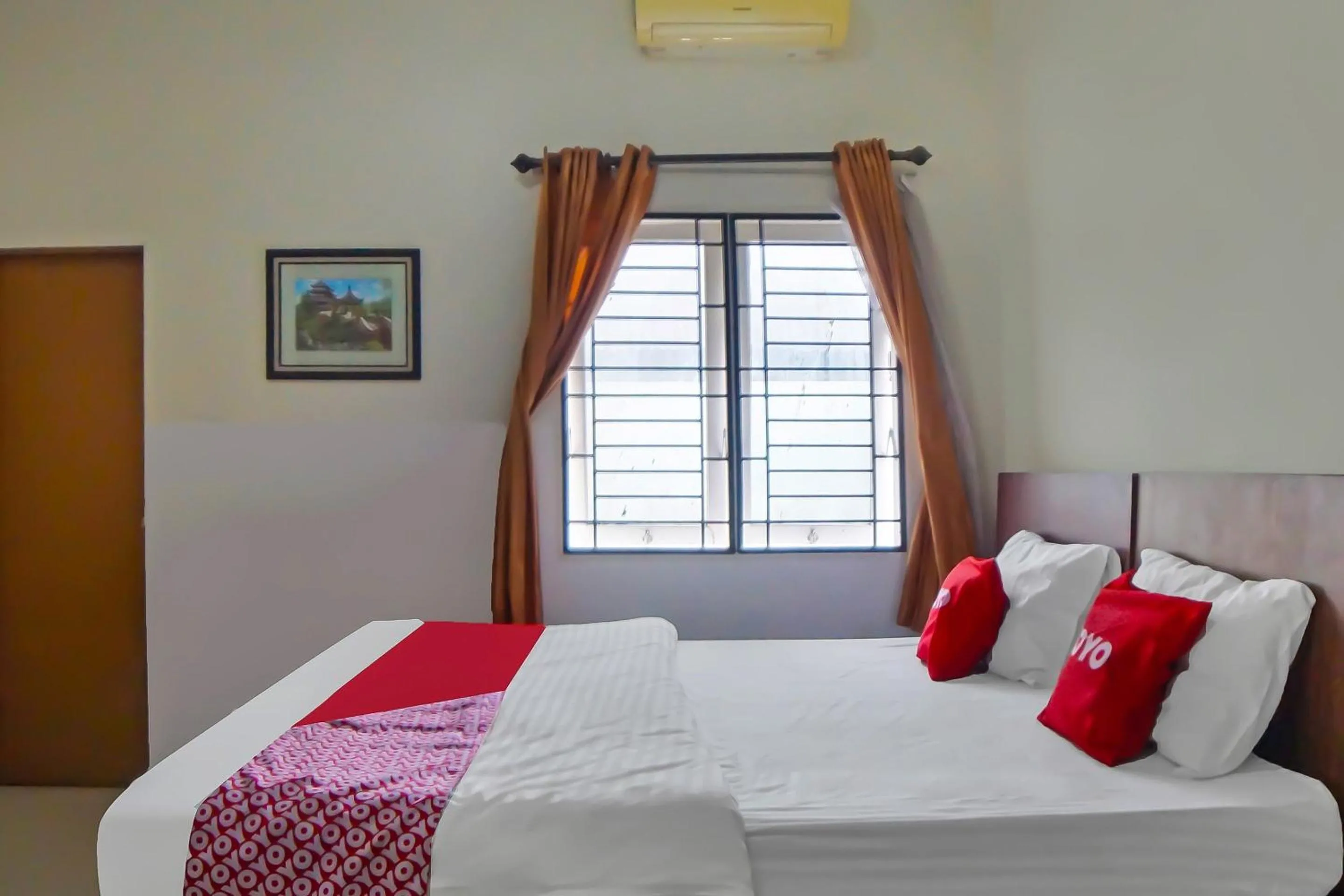 Bedroom, Bed in OYO 92314 De Coco Guesthouse