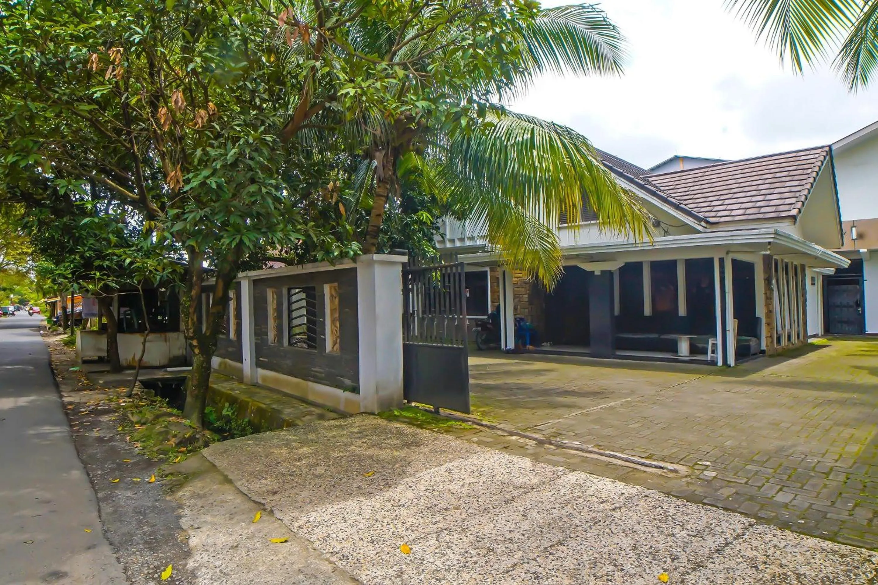 Facade/entrance in OYO 92314 De Coco Guesthouse