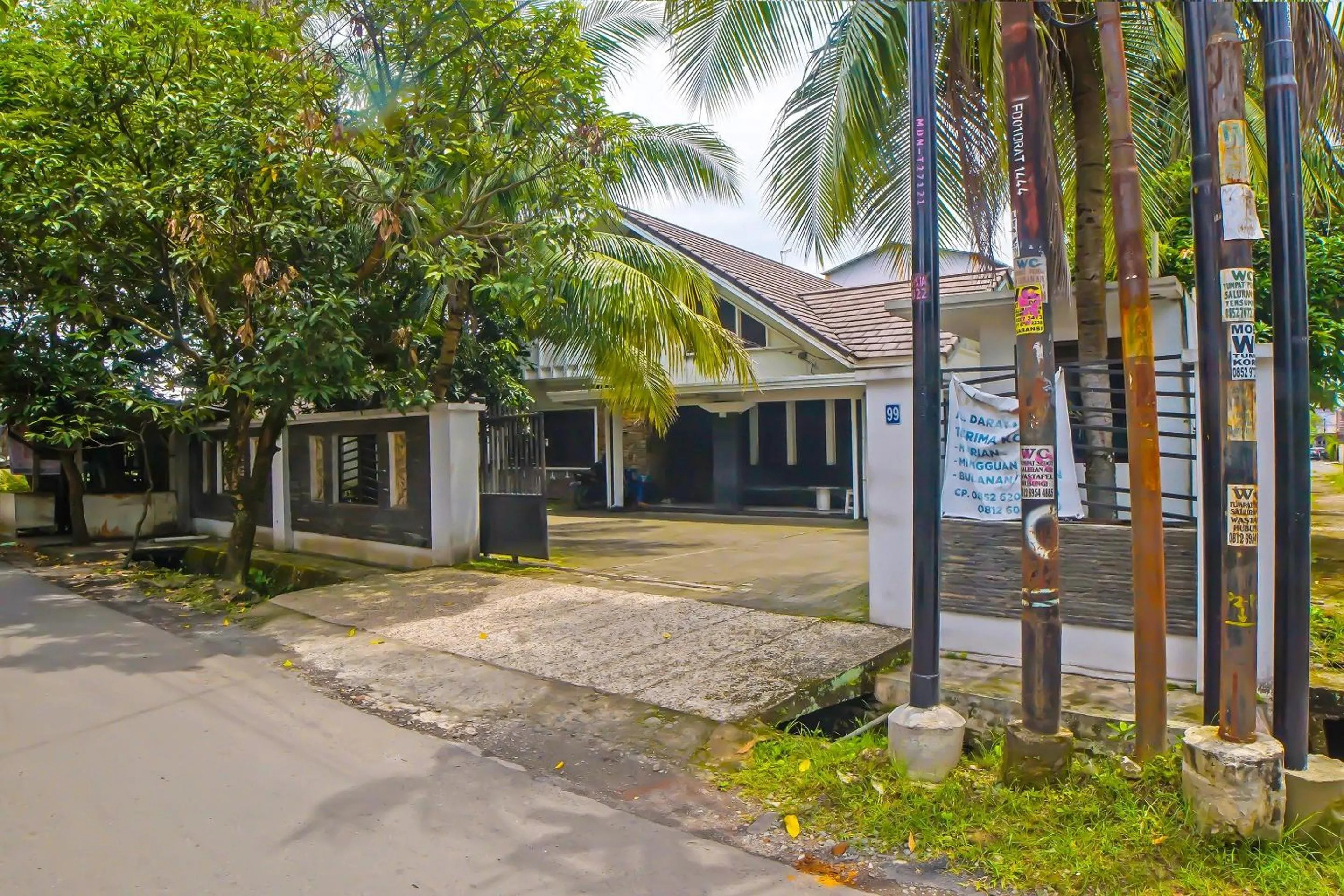 Facade/entrance in OYO 92314 De Coco Guesthouse