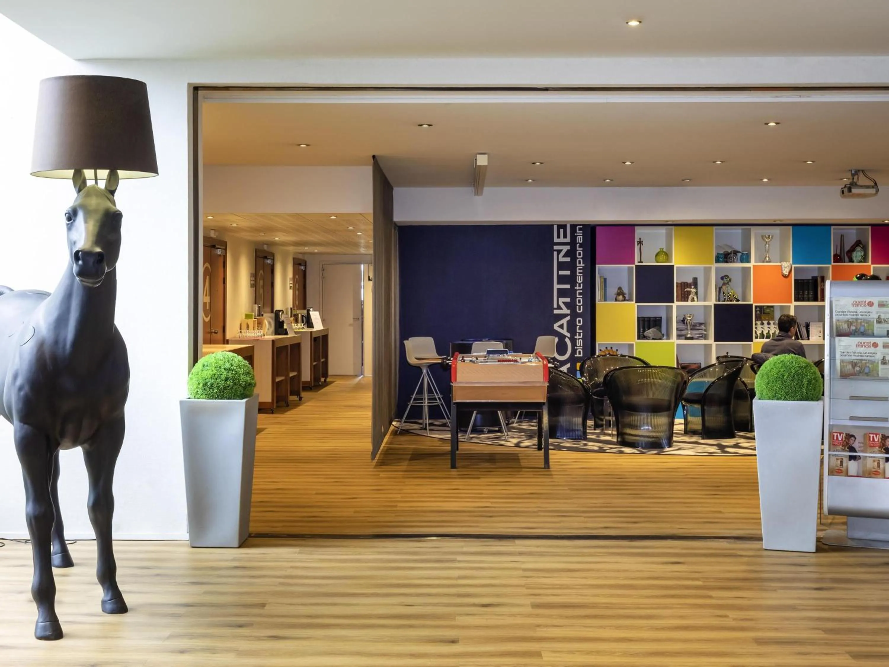 Lounge or bar in ibis Styles Lorient Caudan