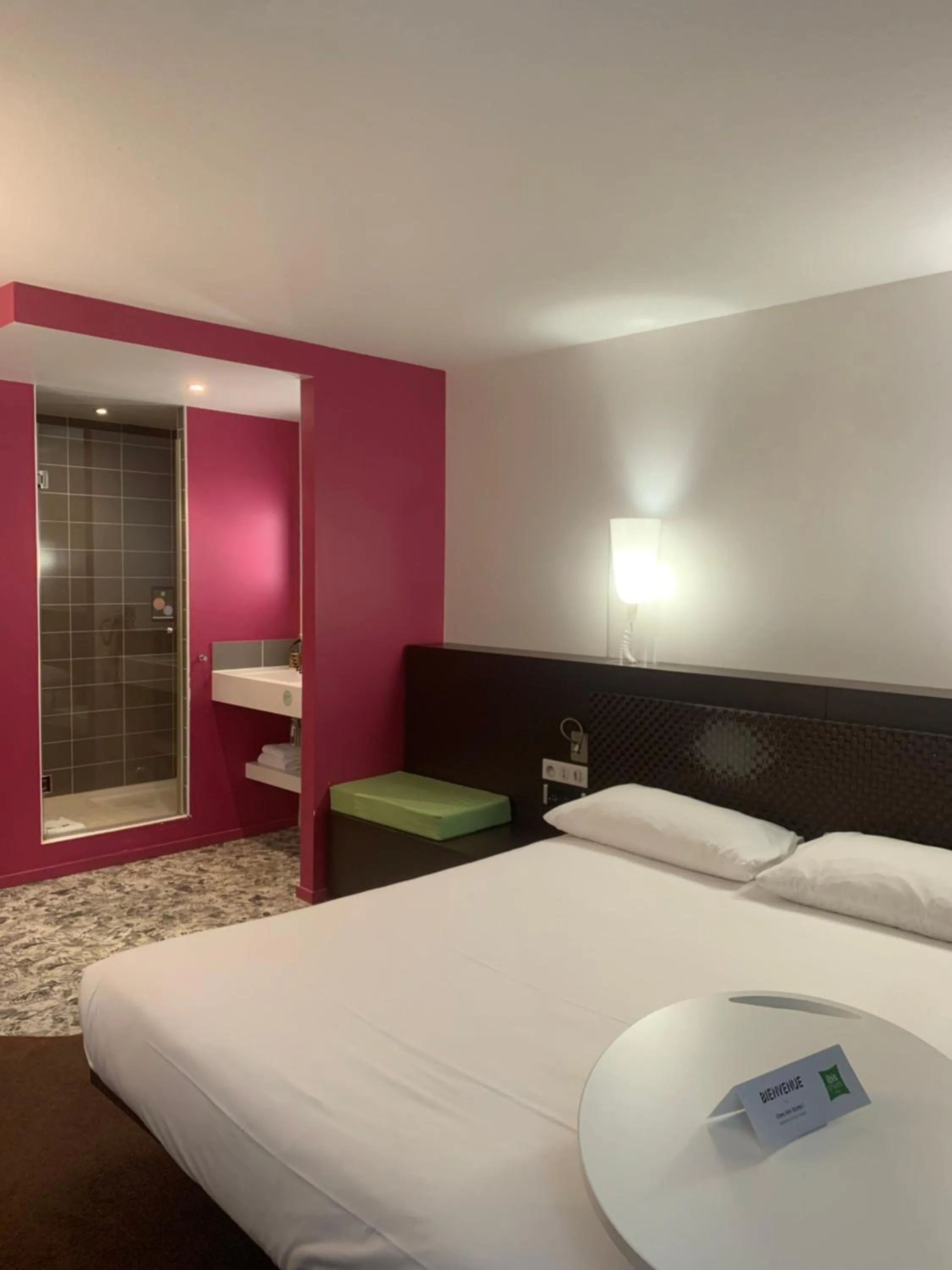 Shower, Bed in ibis Styles Lorient Caudan