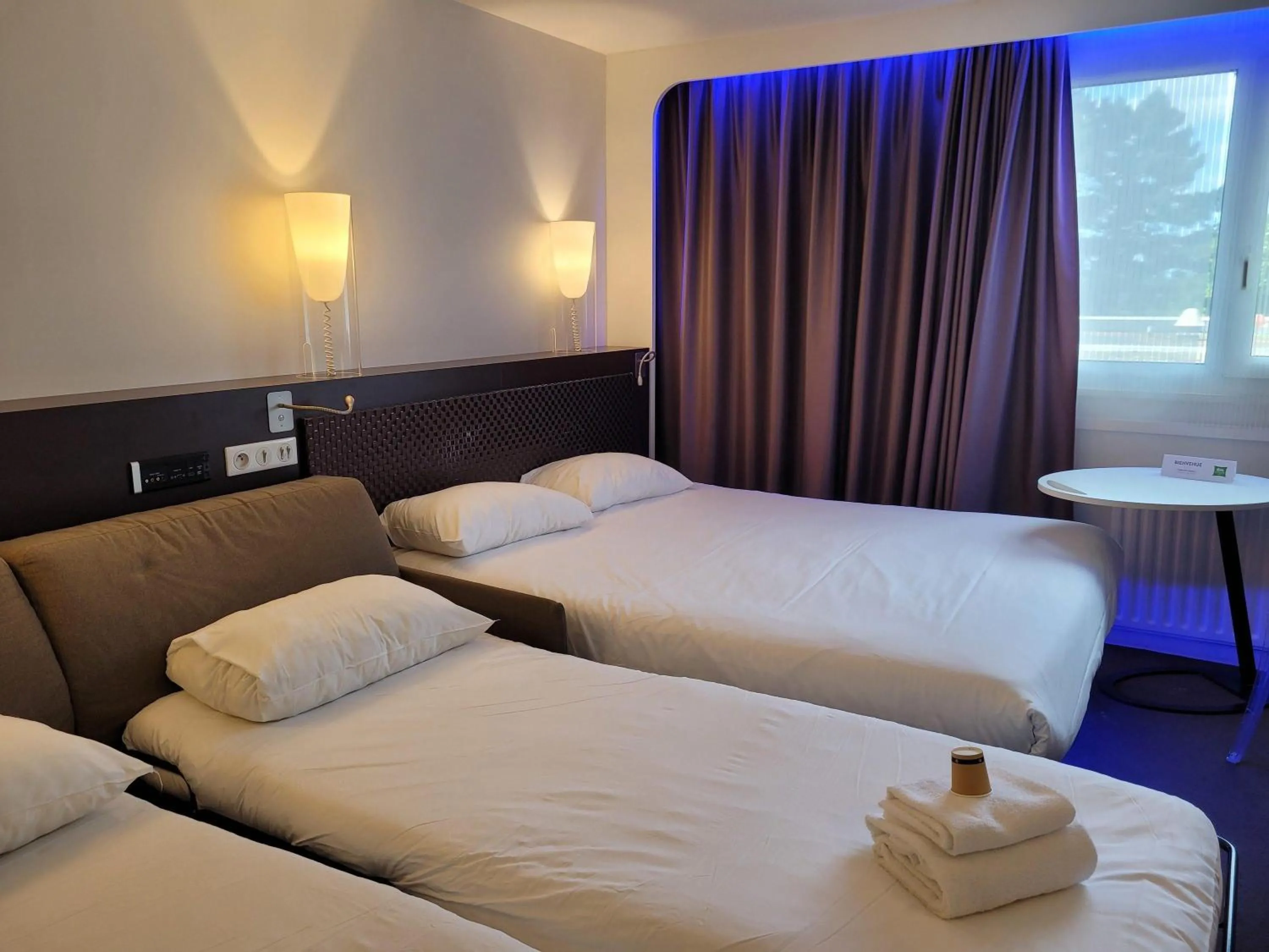 Bedroom, Bed in ibis Styles Lorient Caudan