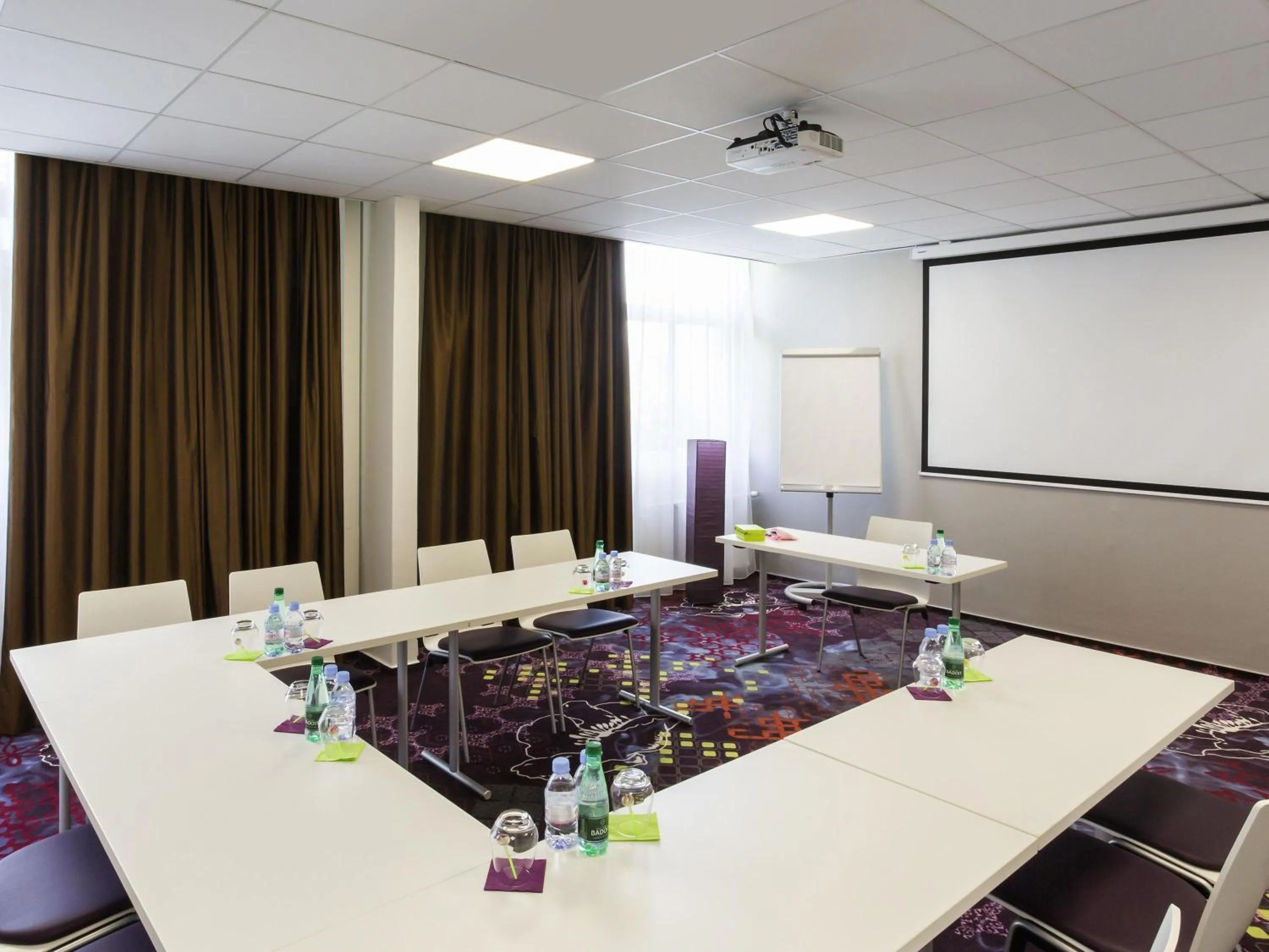 Meeting/conference room in ibis Styles Lorient Caudan