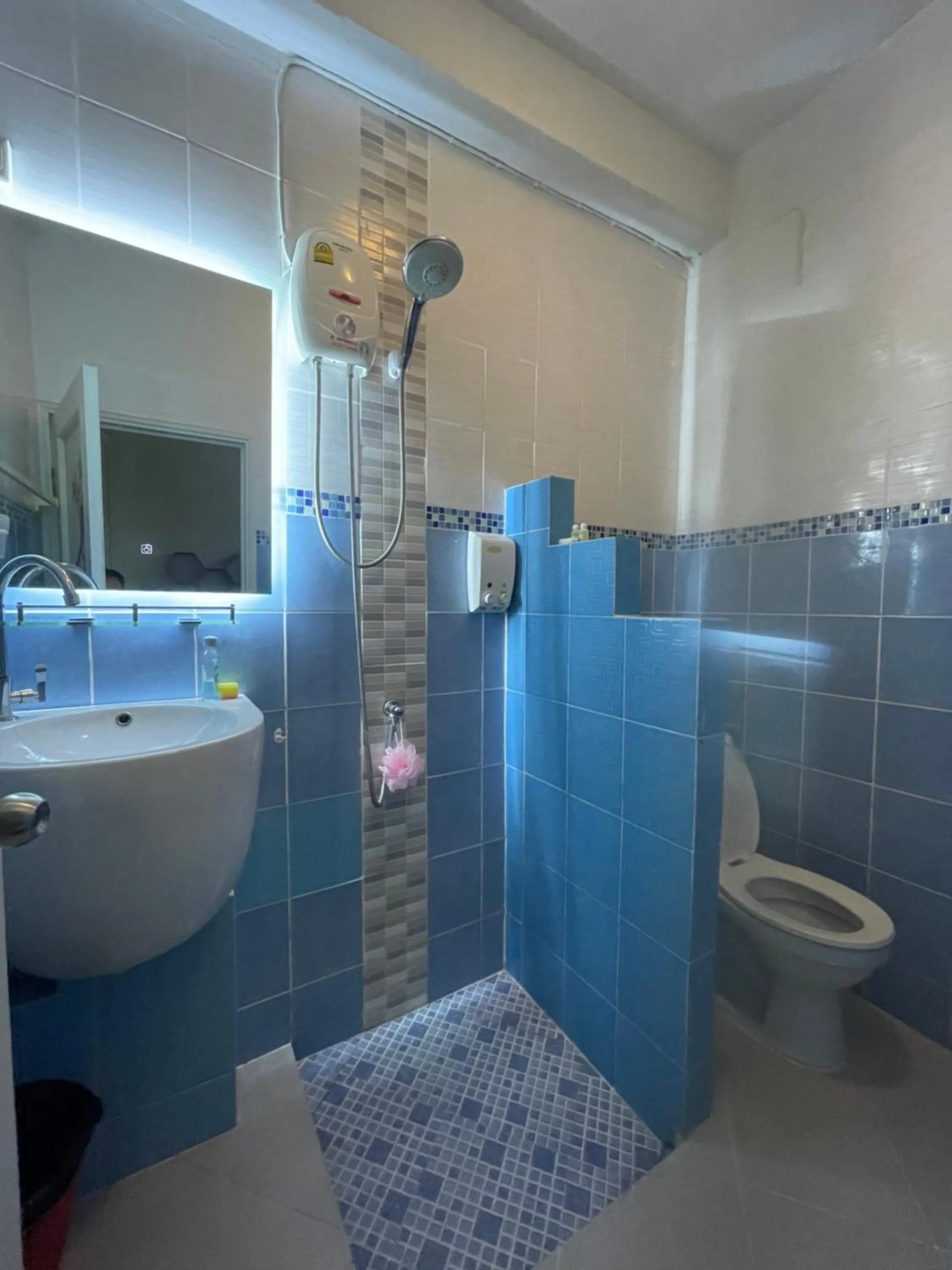 Shower in Acozyposhtel