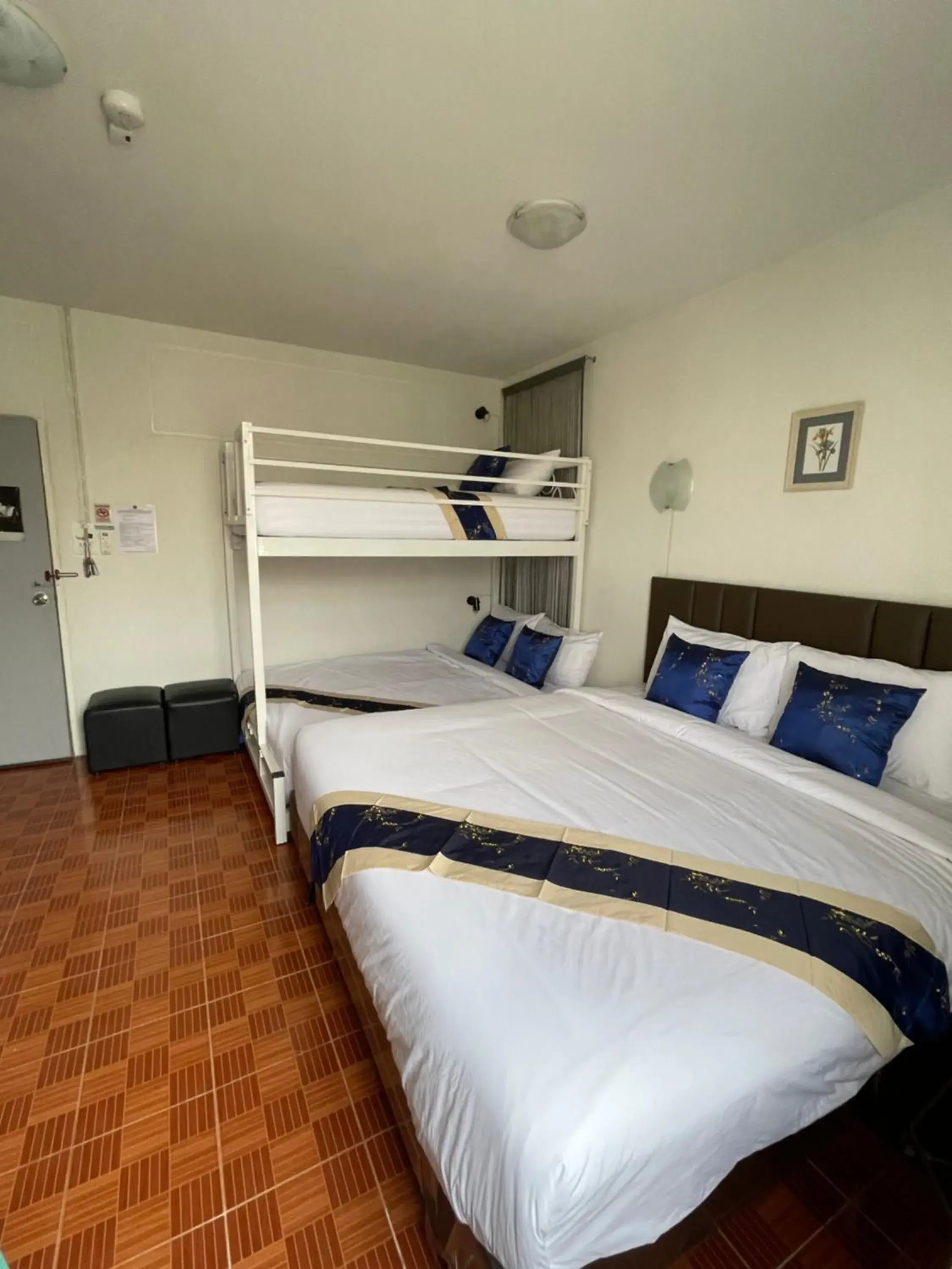 Photo of the whole room, Bed in Acozyposhtel Photo of the whole room, Bed in Acozyposhtel