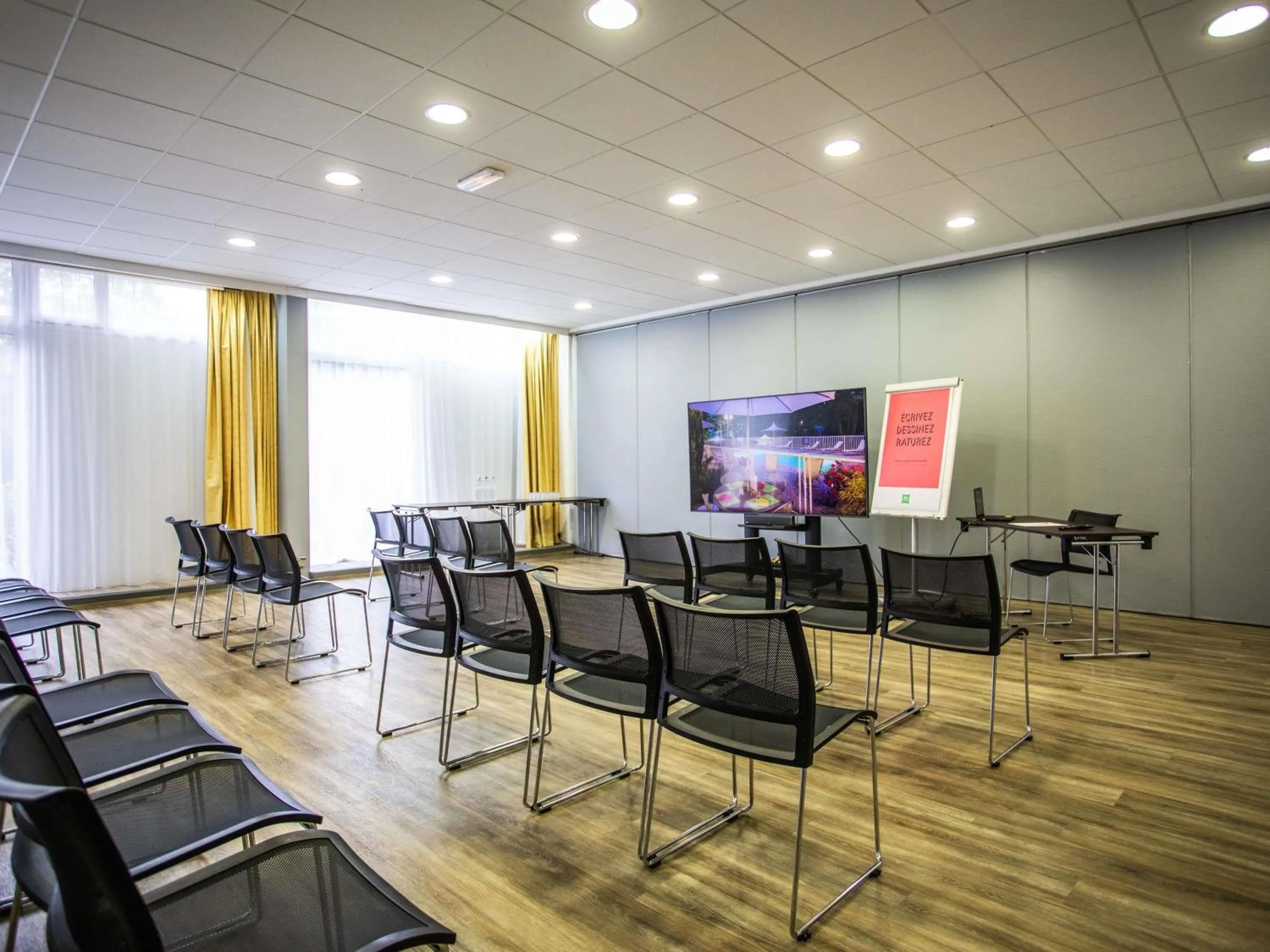 Meeting/conference room in ibis Styles Besançon