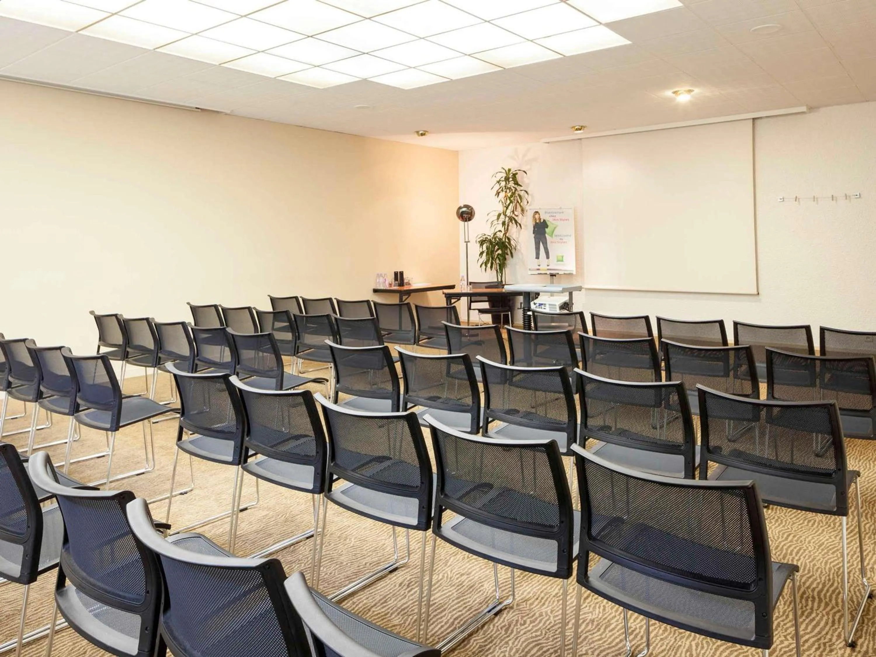 Meeting/conference room in ibis Styles Besançon