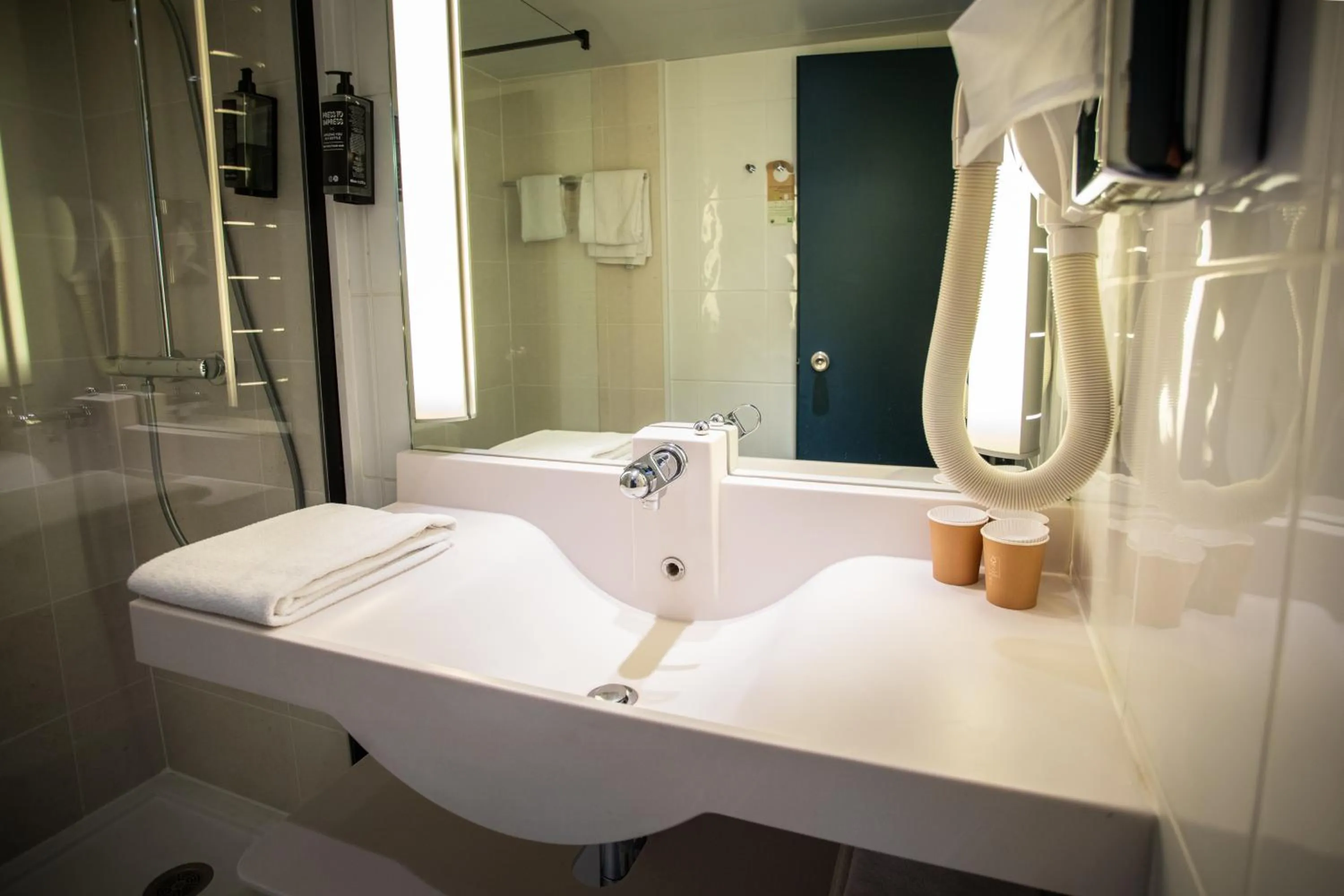 Bathroom in ibis Styles Besançon