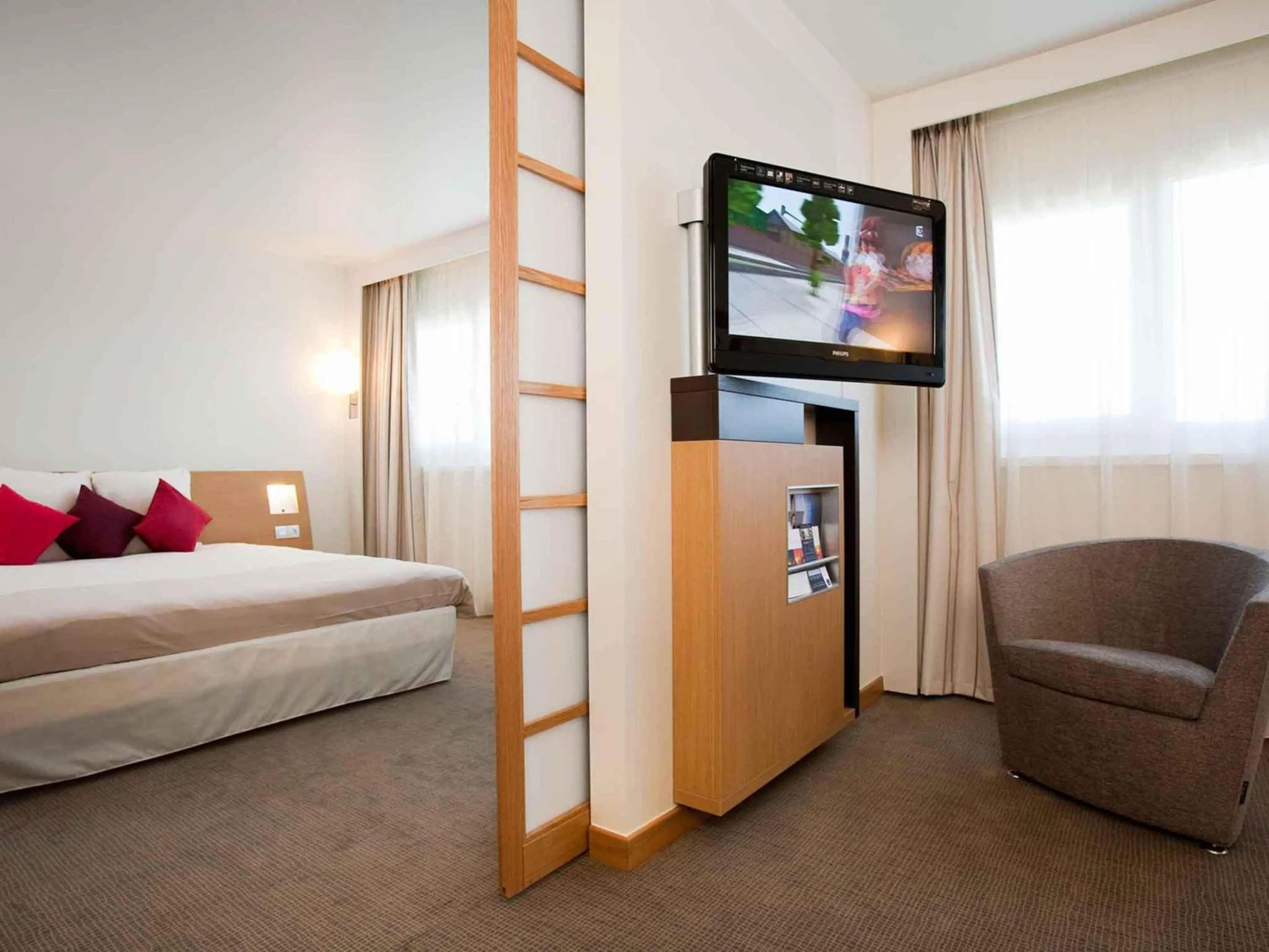 Bedroom, Bed in Novotel Saint-Quentin en Yvelines