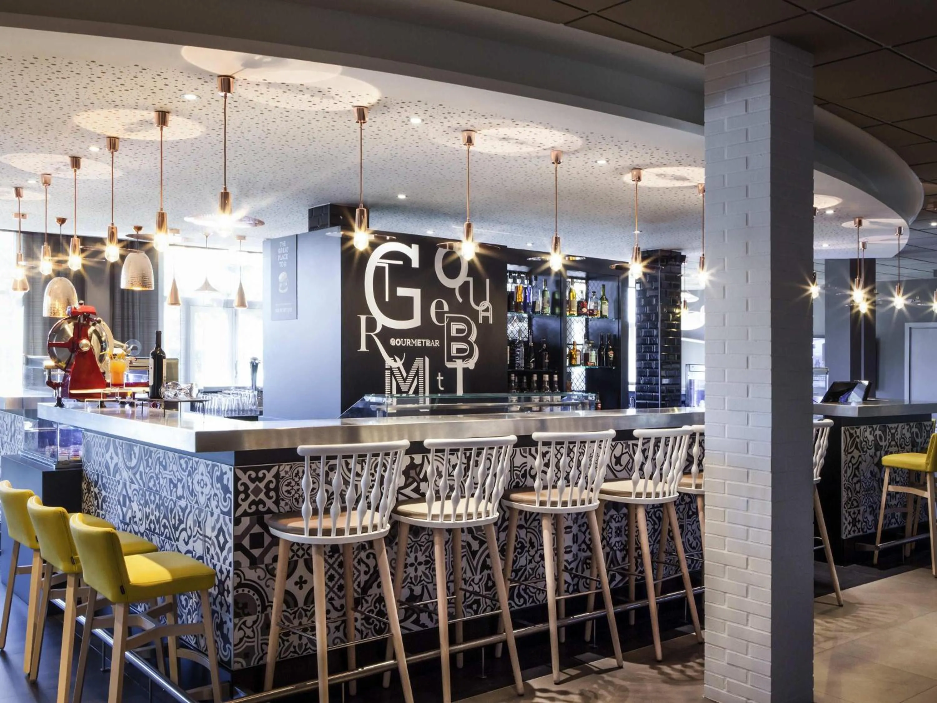 Lounge or bar in Novotel Saint-Quentin en Yvelines