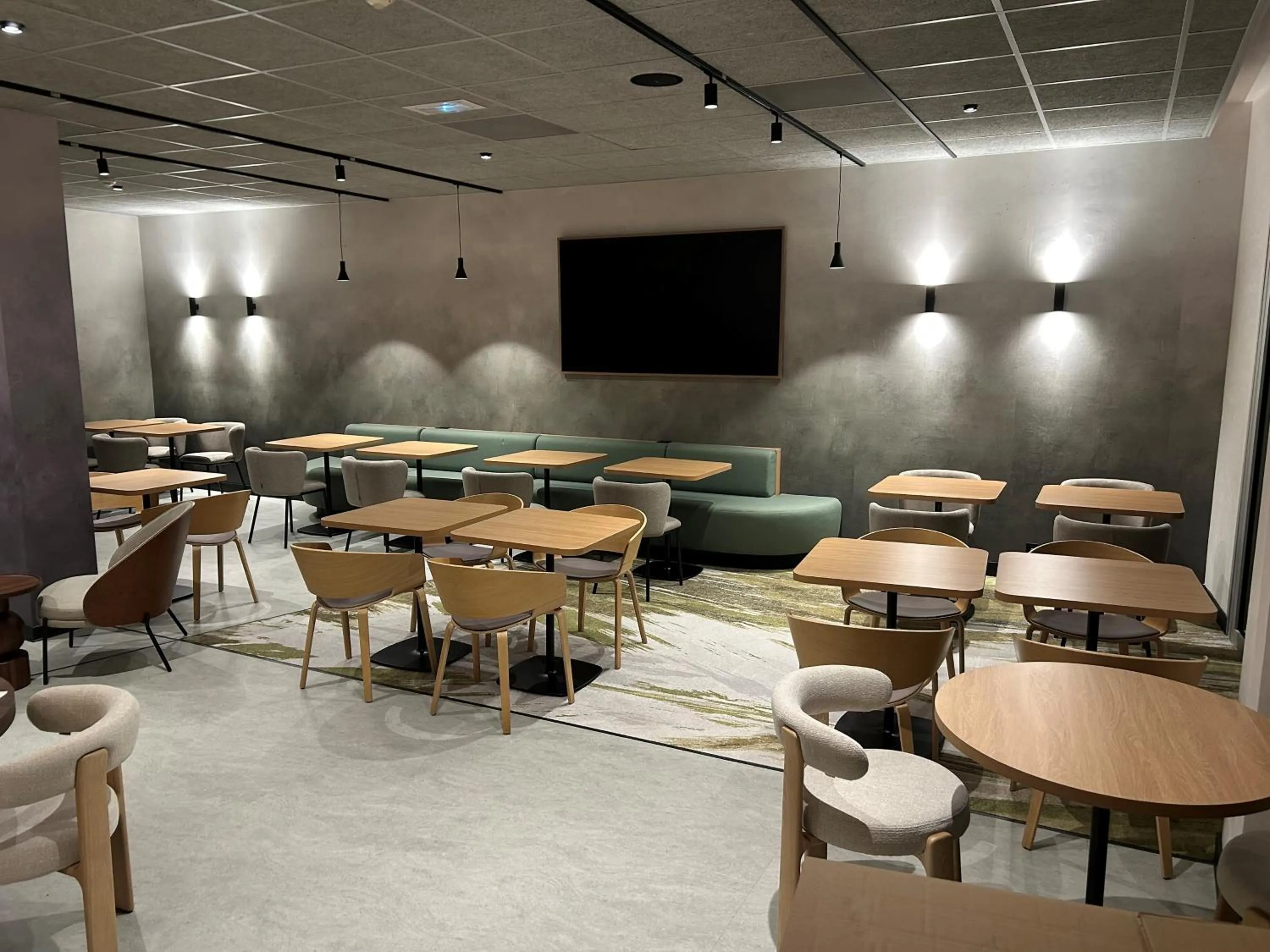 Restaurant/places to eat in Novotel Saint-Quentin en Yvelines