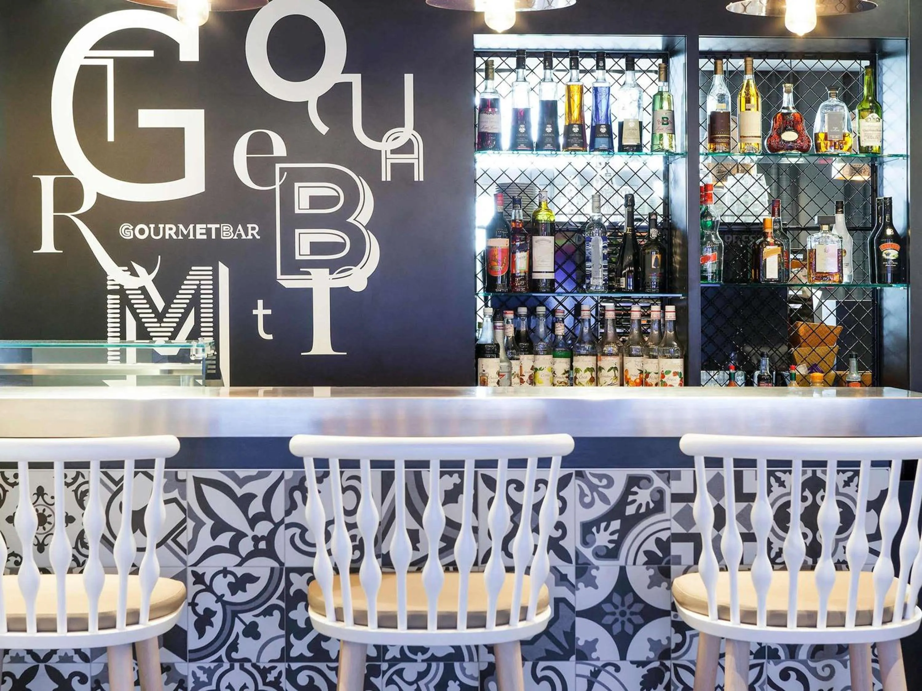 Lounge or bar in Novotel Saint-Quentin en Yvelines