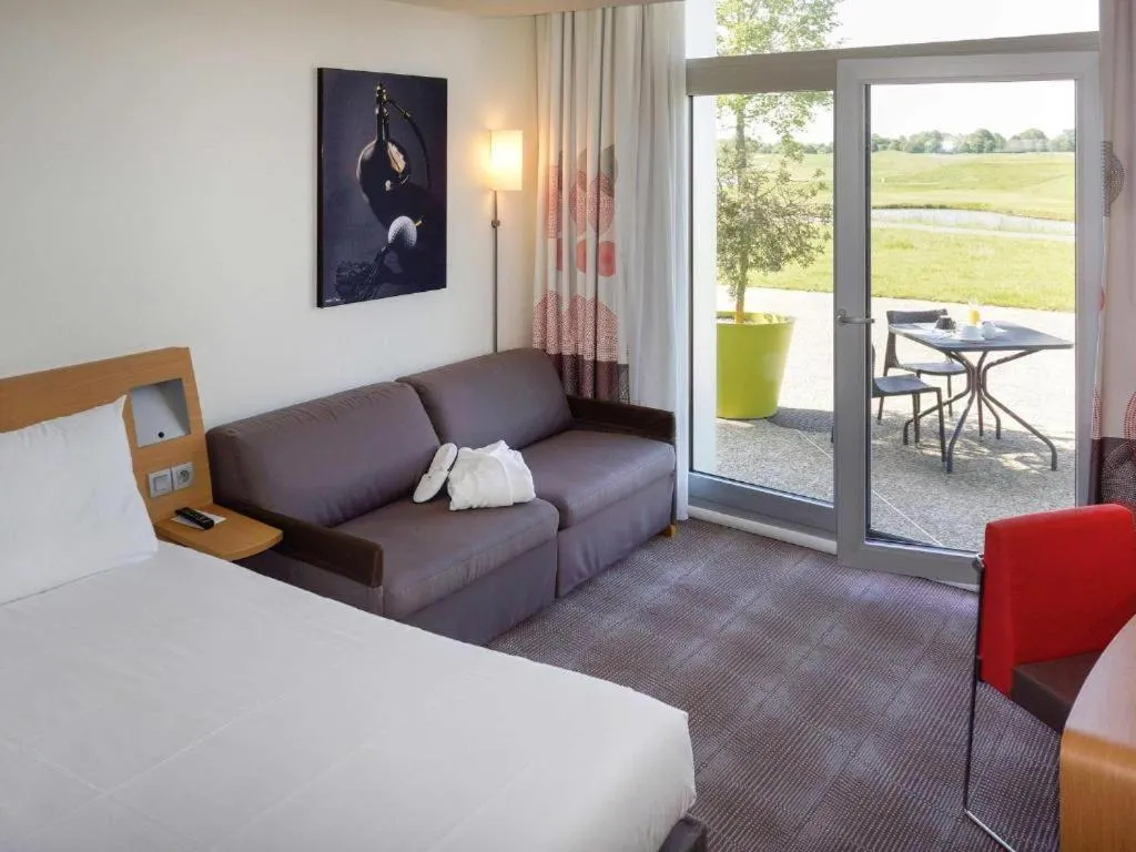 Bed in Novotel Saint-Quentin en Yvelines