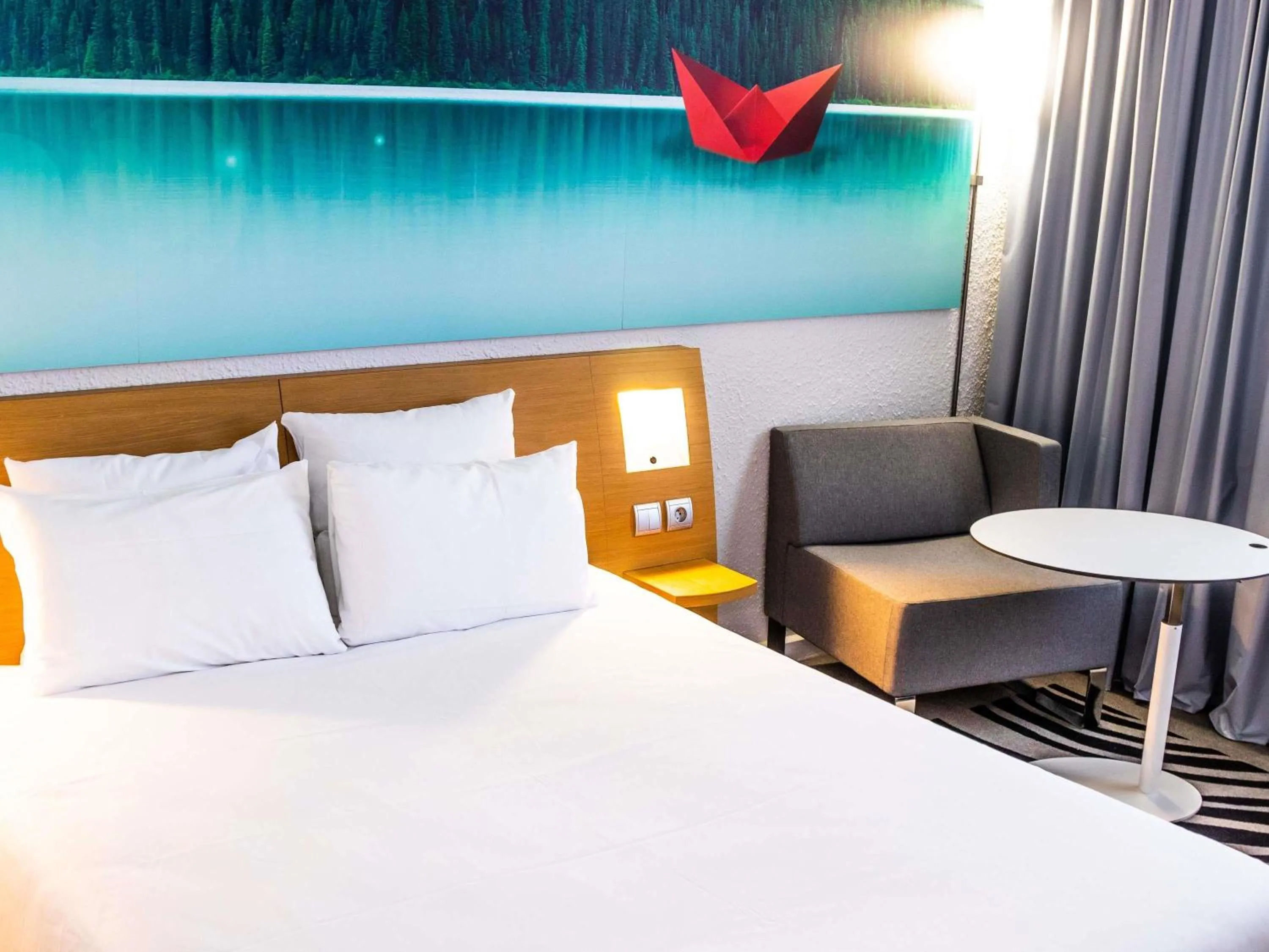 Bedroom, Bed in Novotel Lyon Bron Meeting & Events