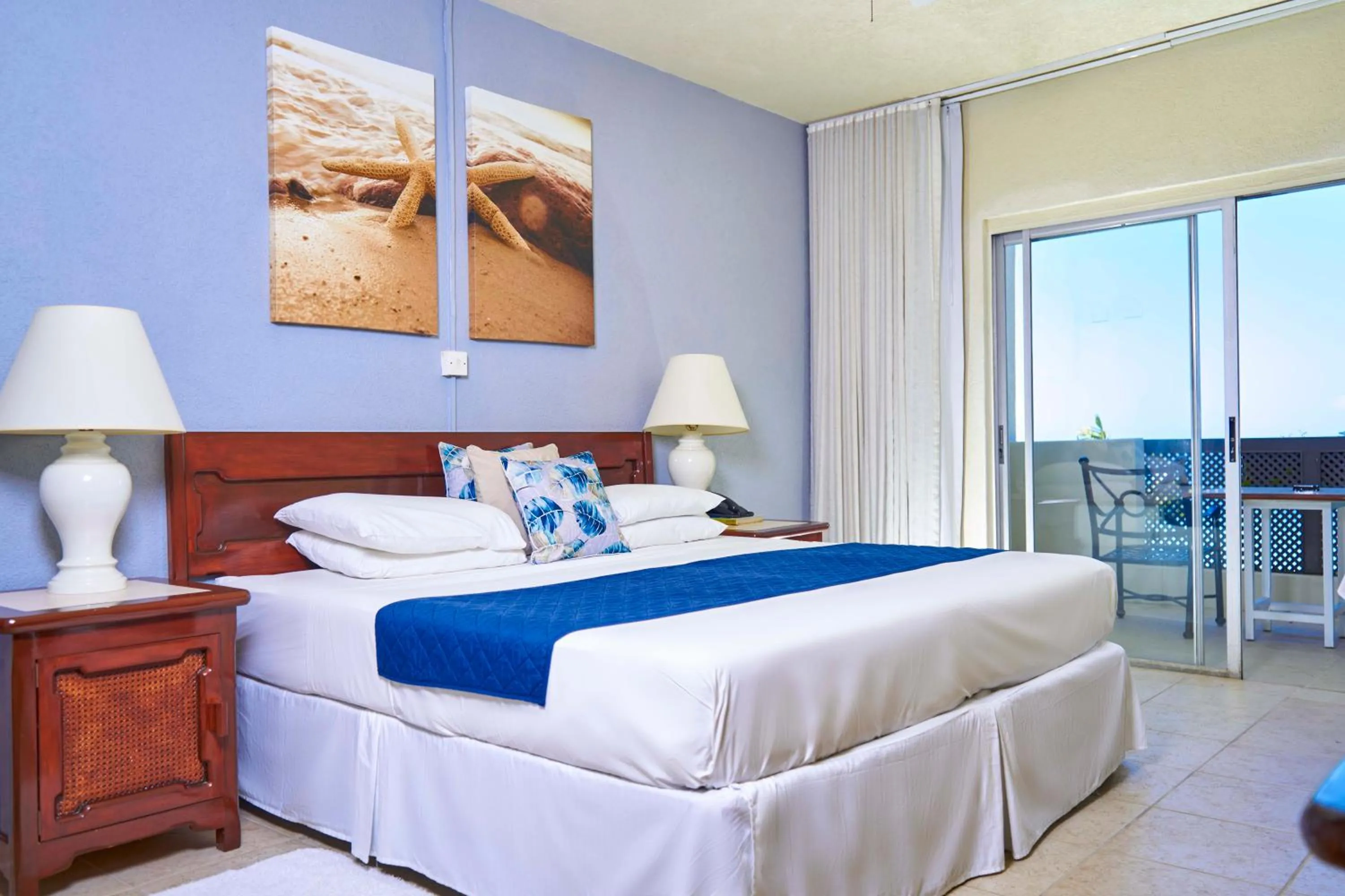 Photo of the whole room, Bed in Tropical Sunset Beach Apartment Hotel