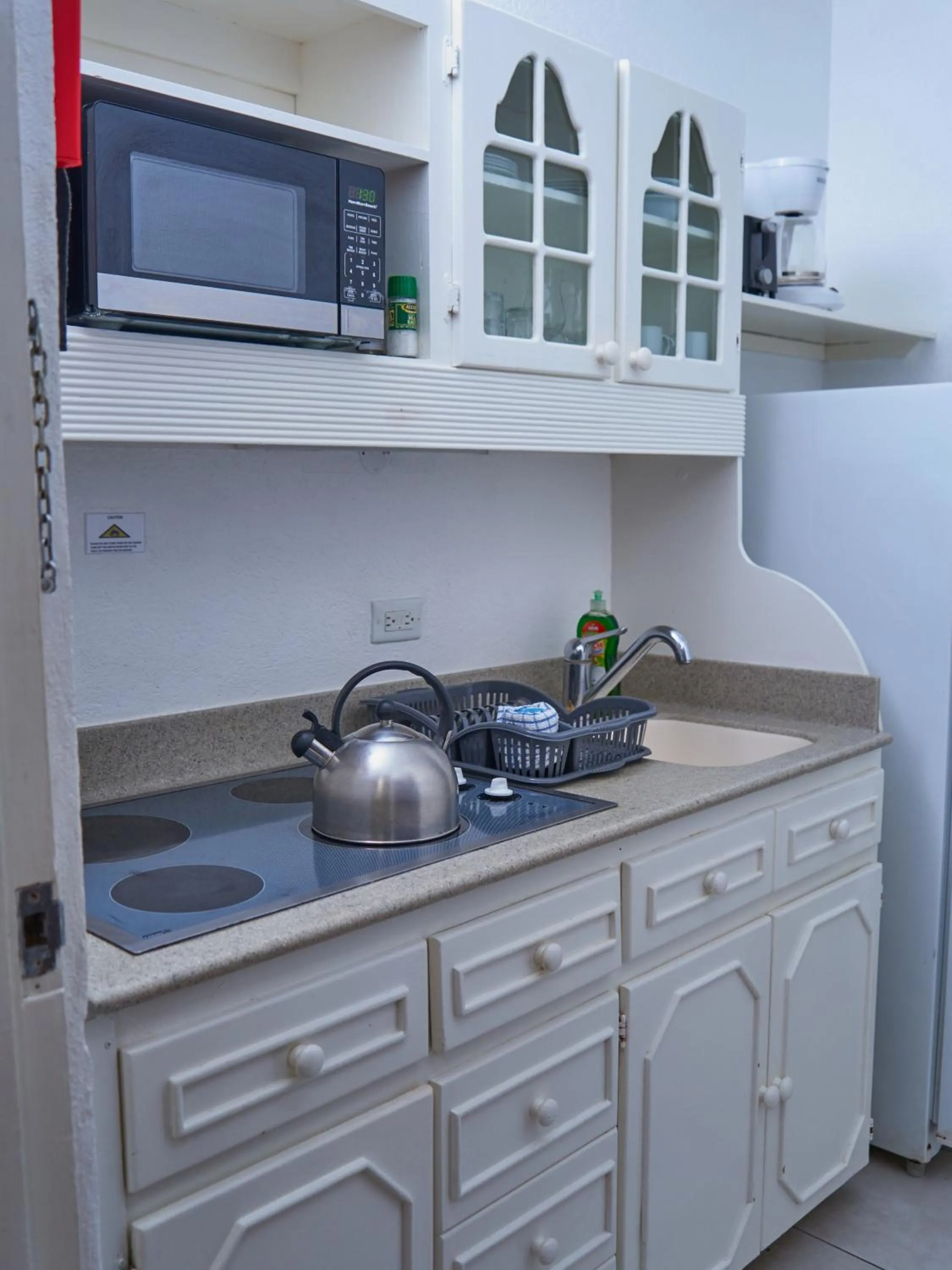 Kitchen or kitchenette in Tropical Sunset Beach Apartment Hotel
