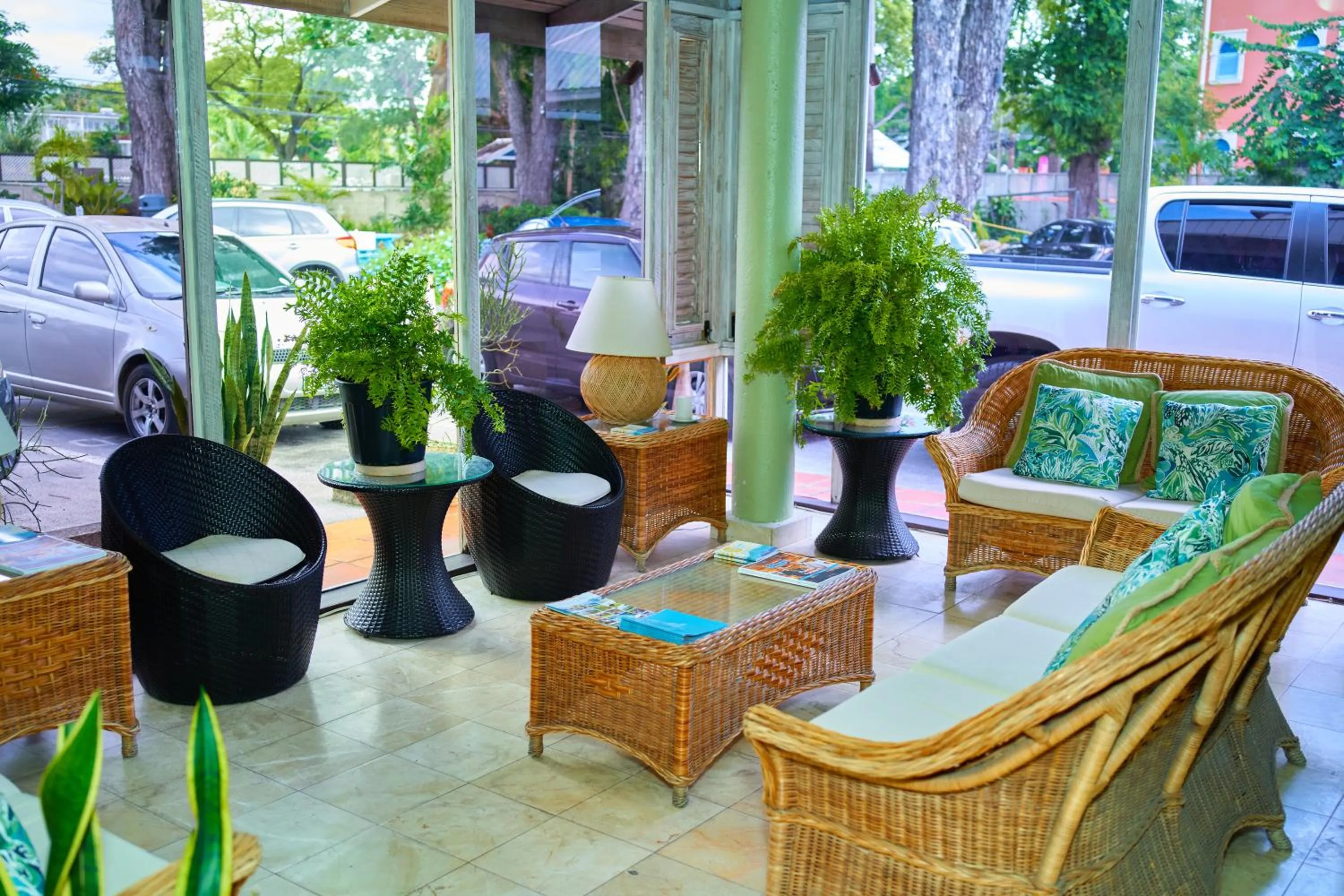 Communal lounge/ TV room in Tropical Sunset Beach Apartment Hotel