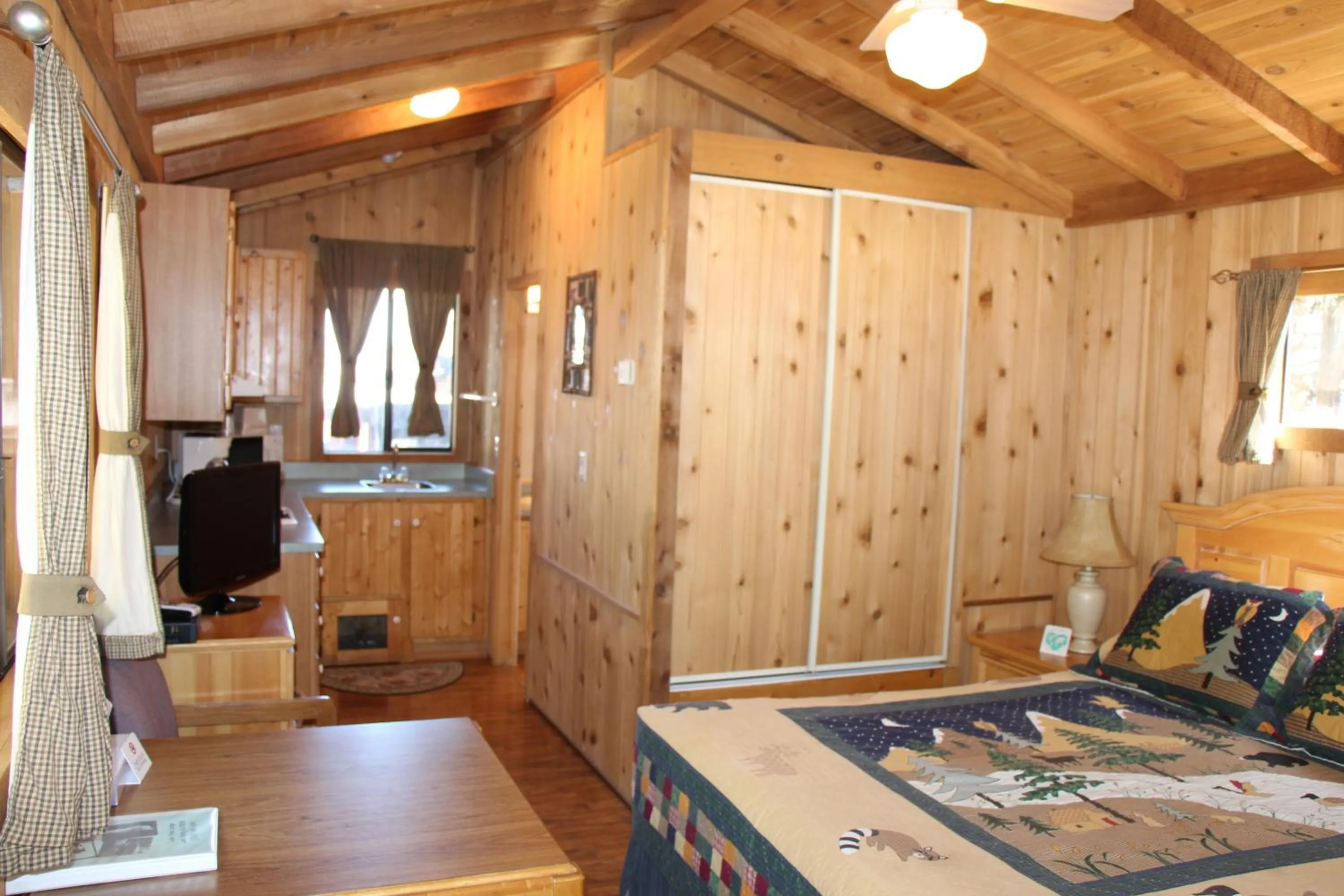 Photo of the whole room in Lake View Lodge