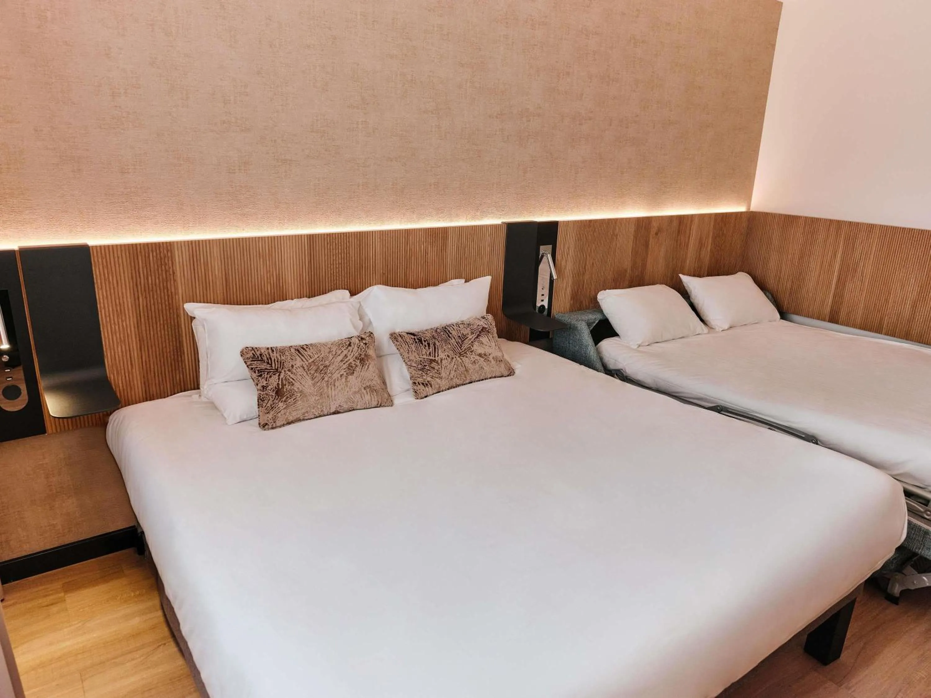 Bedroom, Bed in Novotel Montpellier