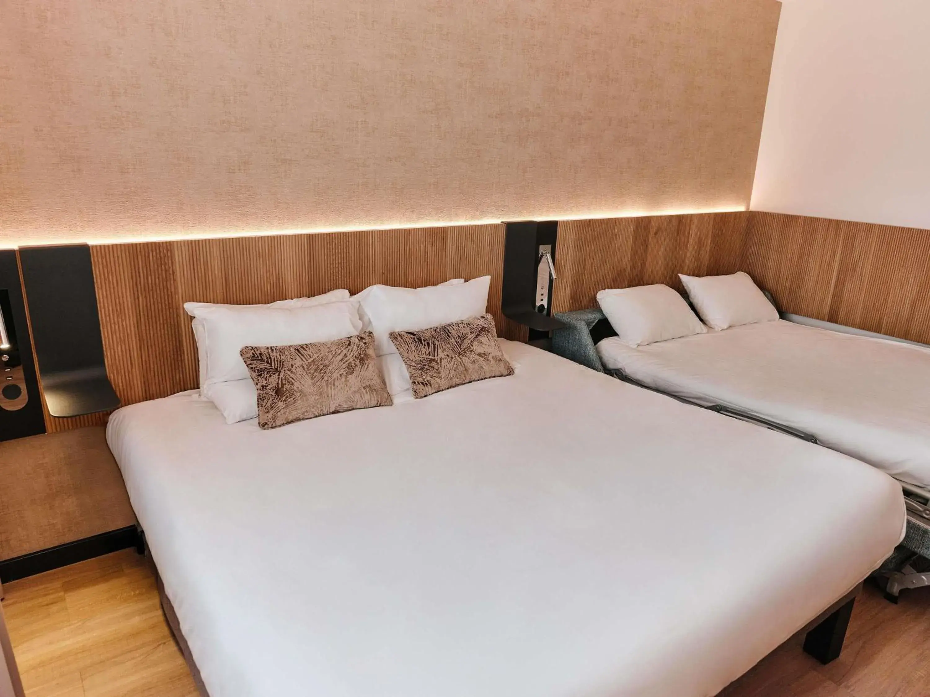 Bedroom, Bed in Novotel Montpellier Bedroom, Bed in Novotel Montpellier