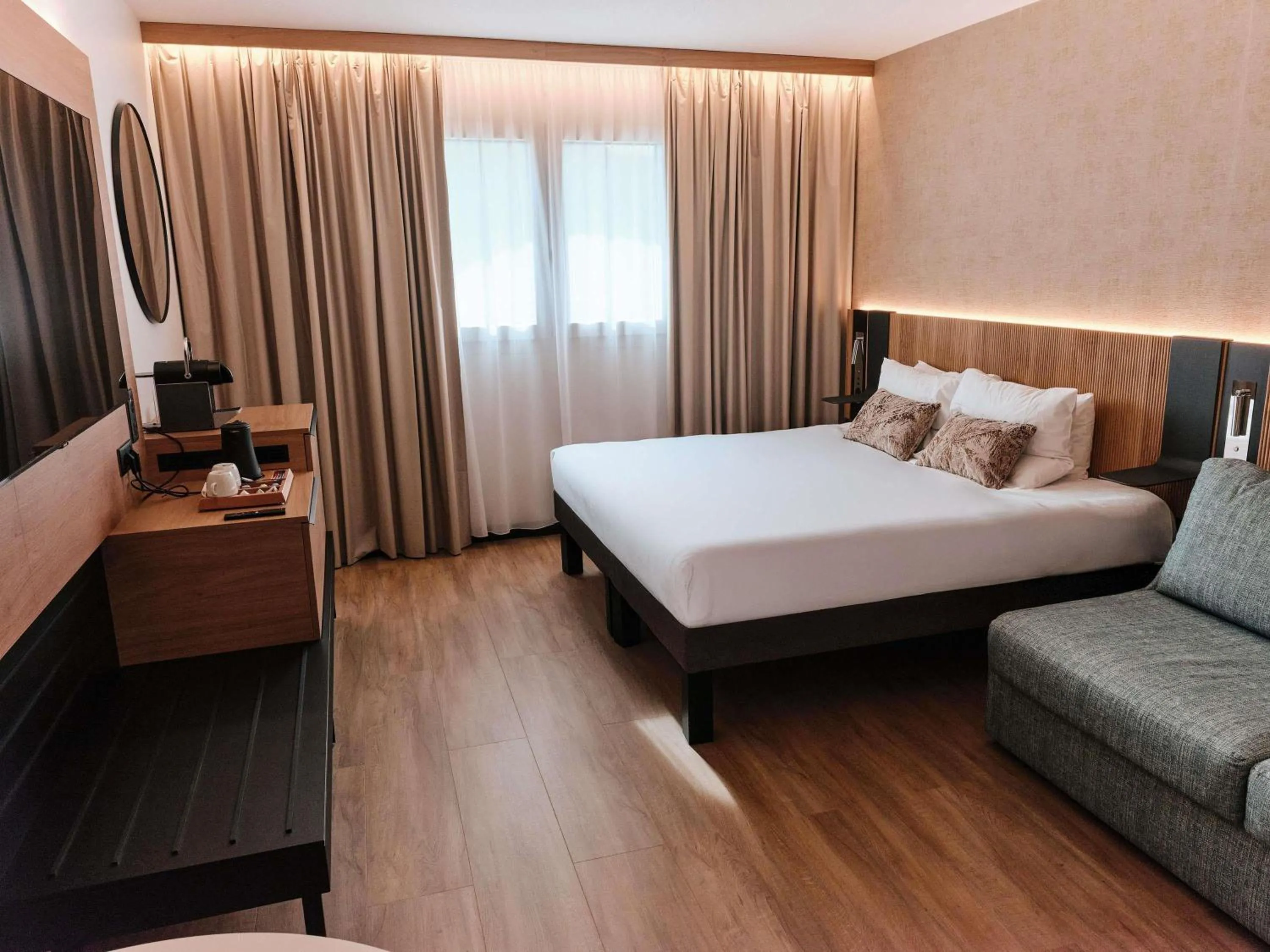 Bedroom, Bed in Novotel Montpellier