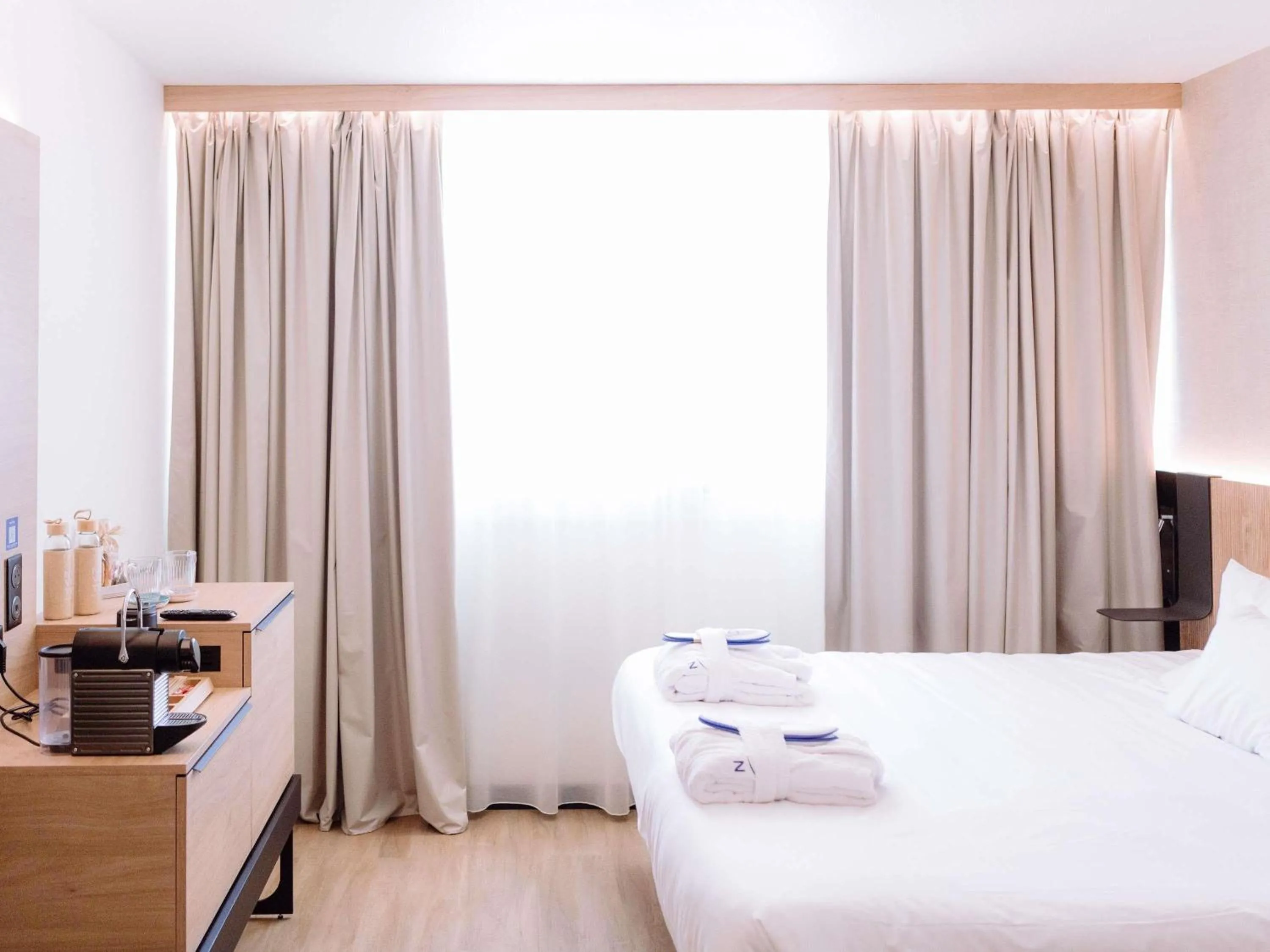 Bedroom, Bed in Novotel Montpellier