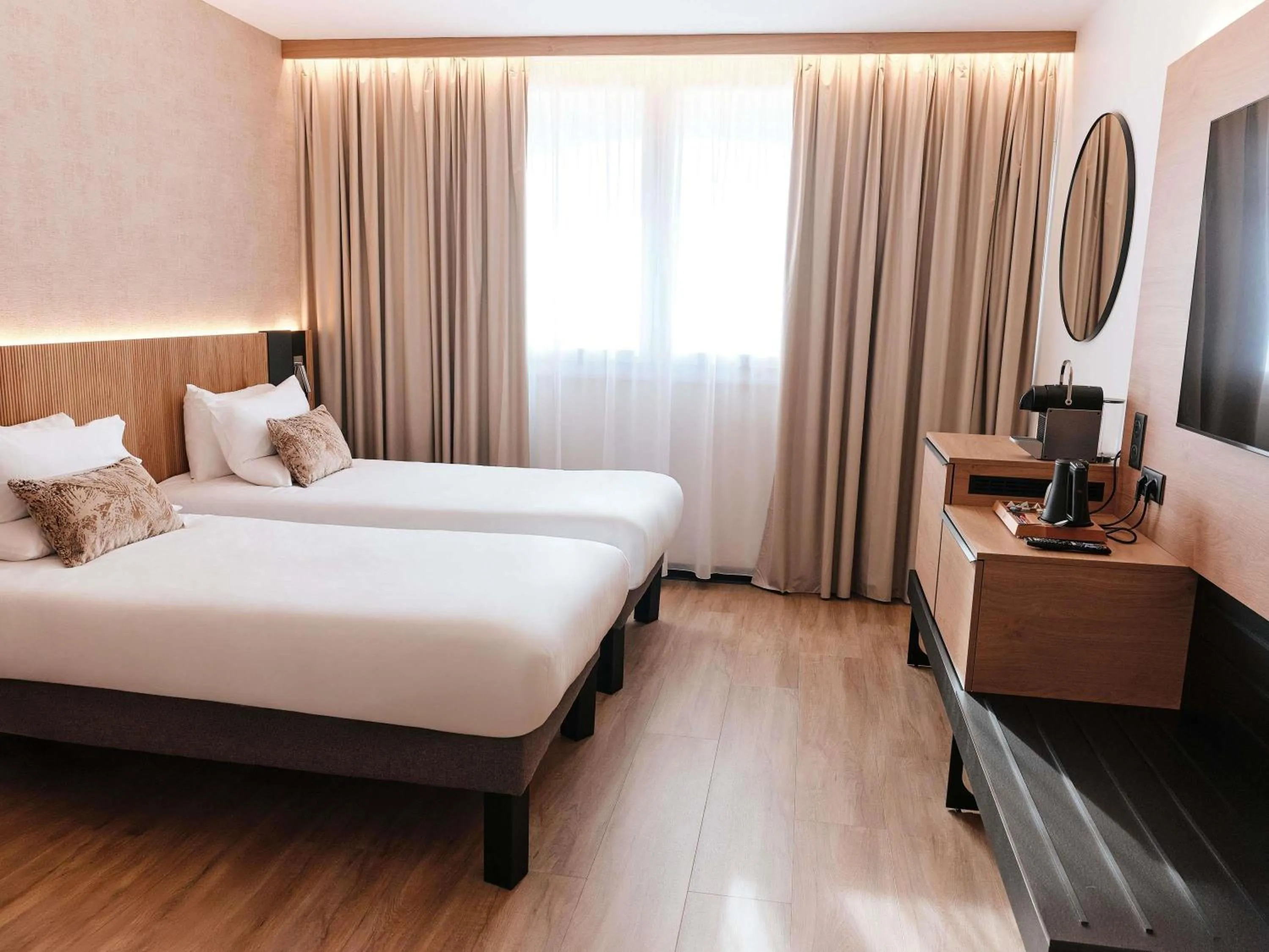 Bedroom, Bed in Novotel Montpellier