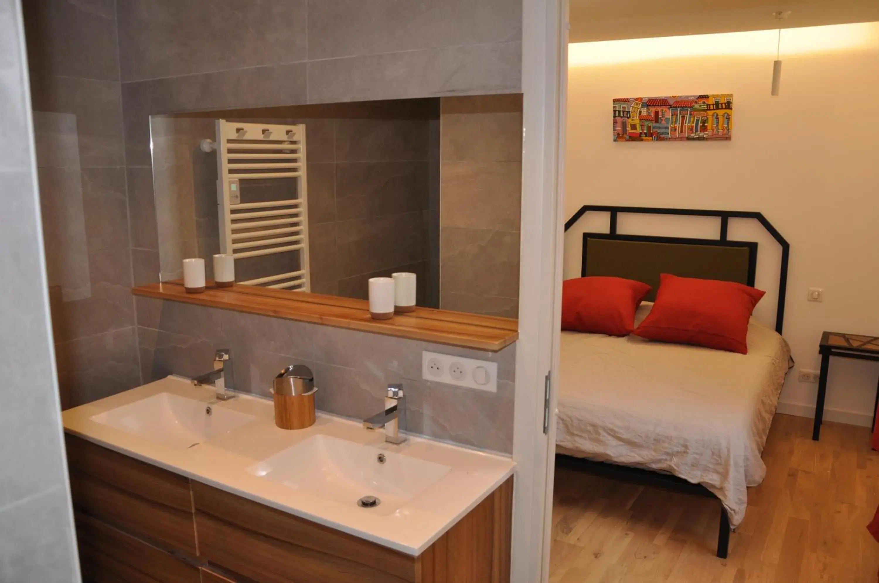 Deluxe Double Room with Bath in Chambres d'hôtes sous l'olivier Deluxe Double Room with Bath in Chambres d'hôtes sous l'olivier