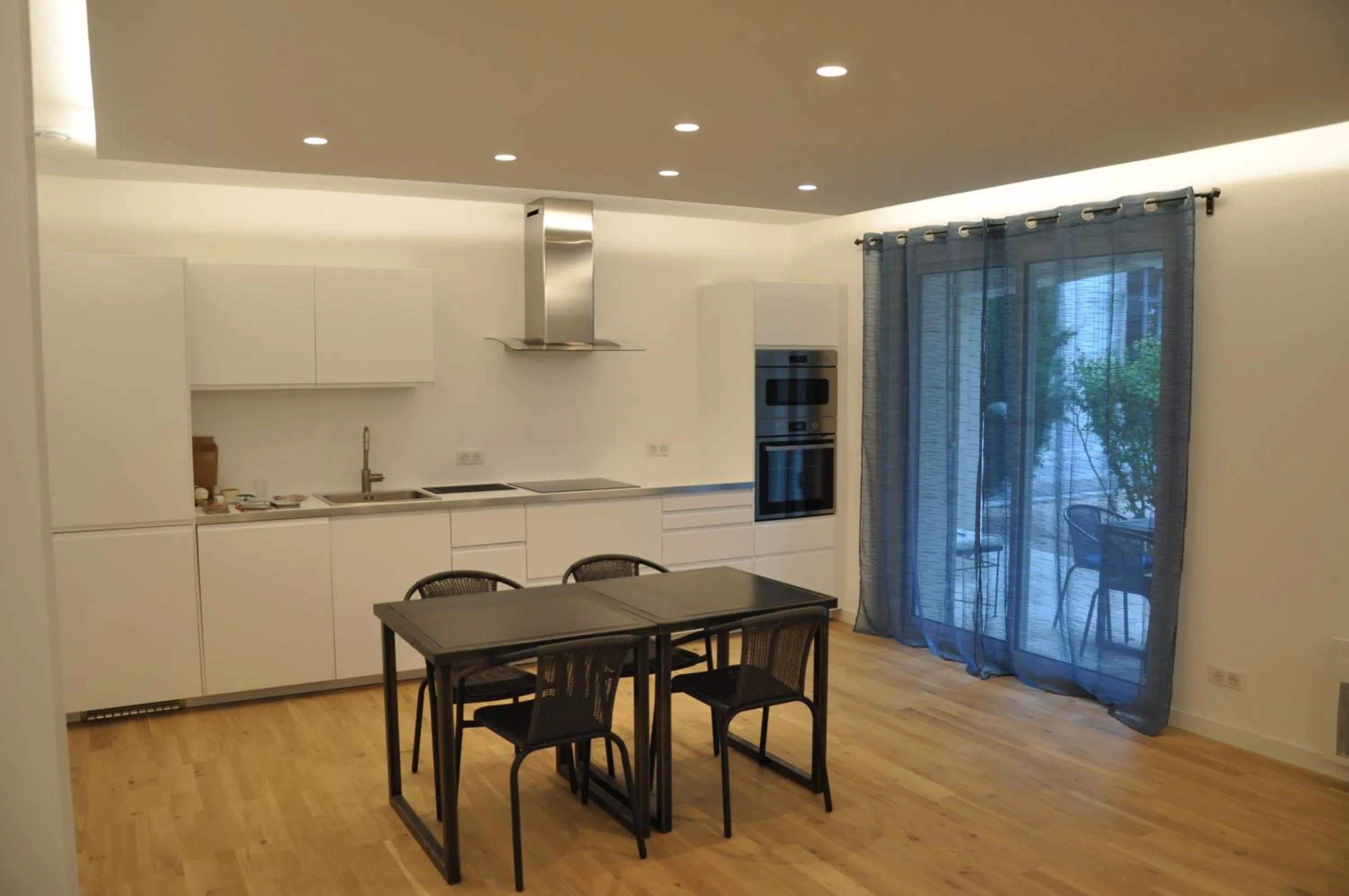 Kitchen or kitchenette in Chambres d'hôtes sous l'olivier