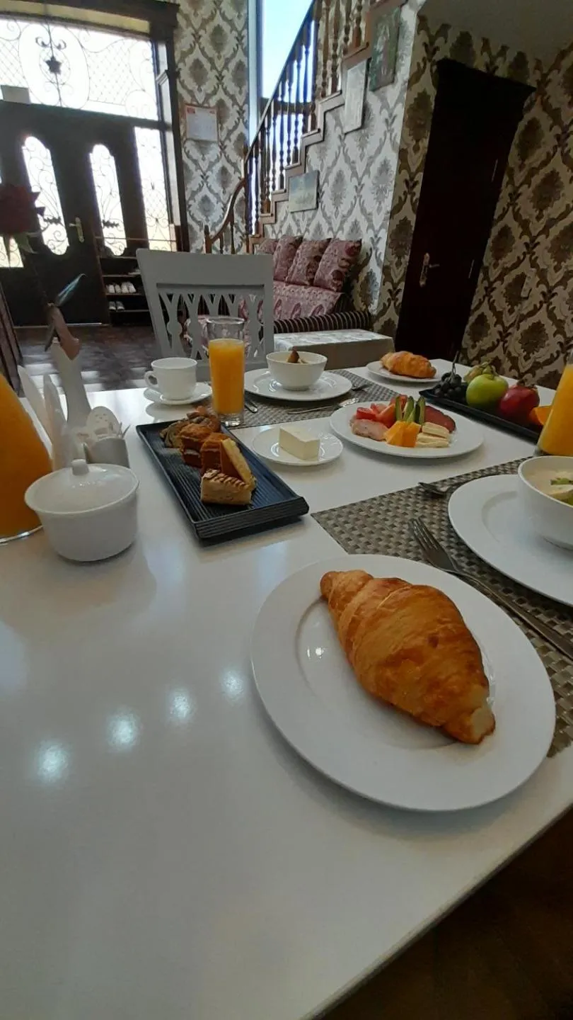 Breakfast in Villa Oasis
