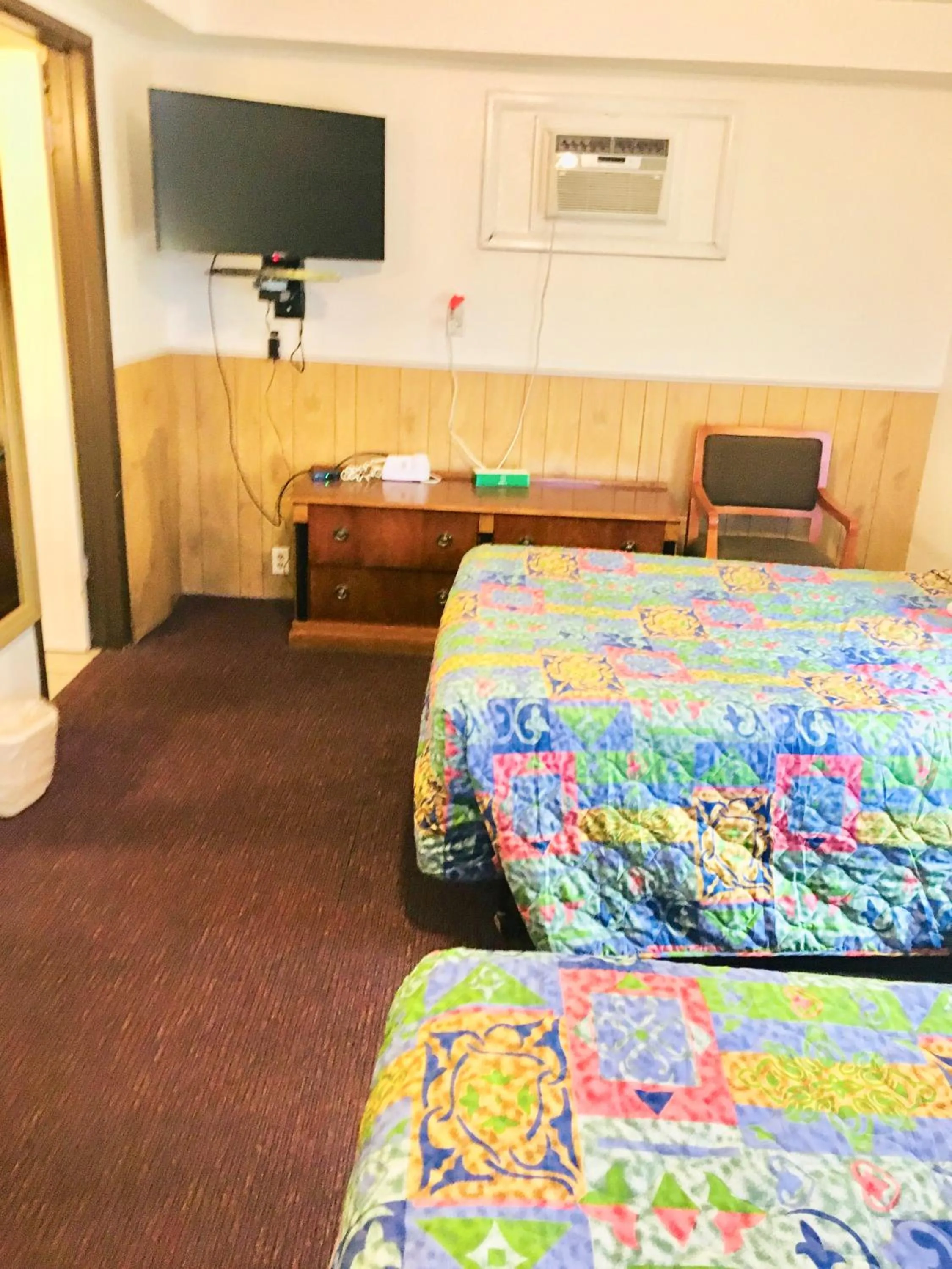 Bedroom, Bed in North Country American Inn