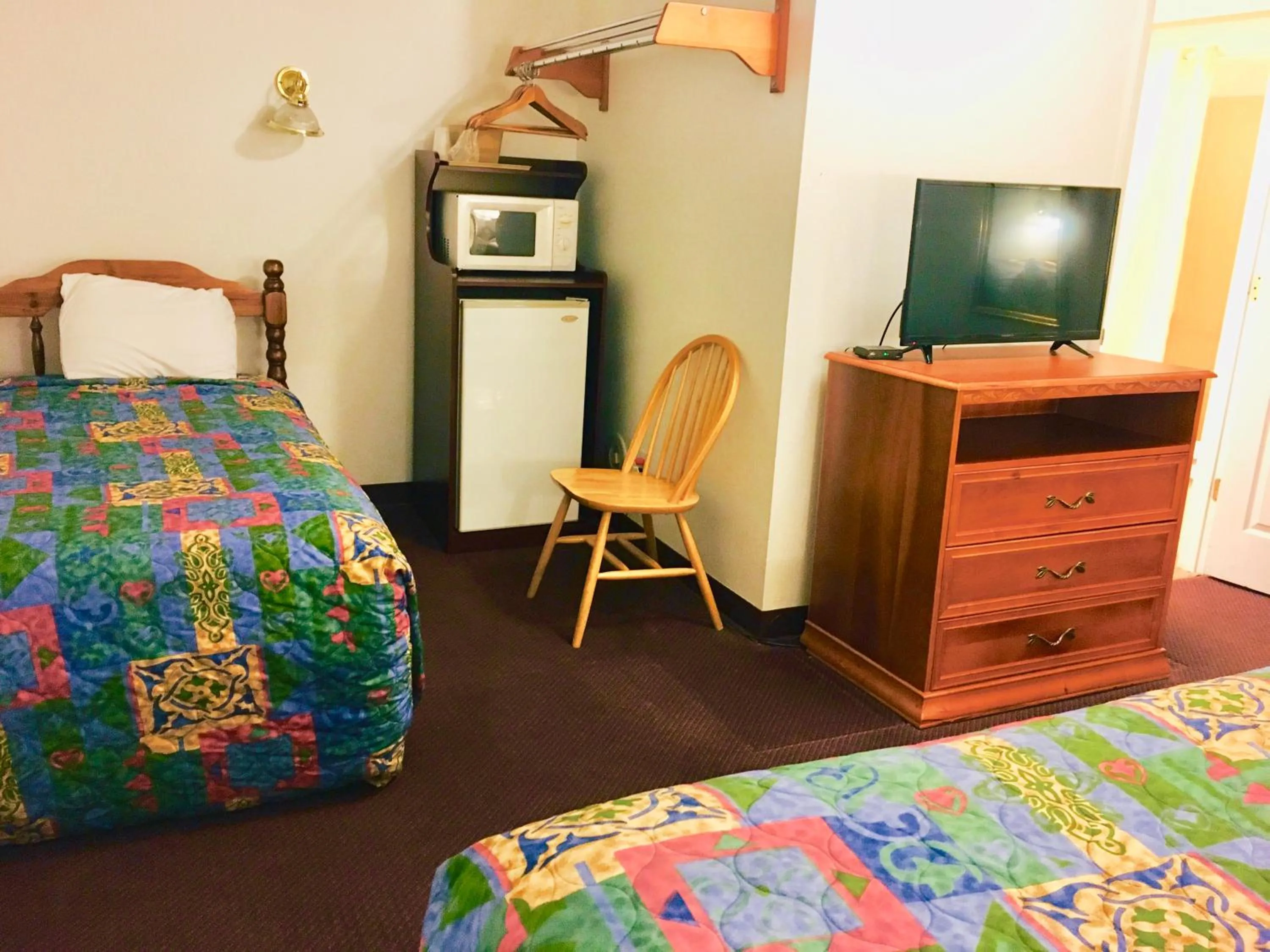 Photo of the whole room, Bed in North Country American Inn