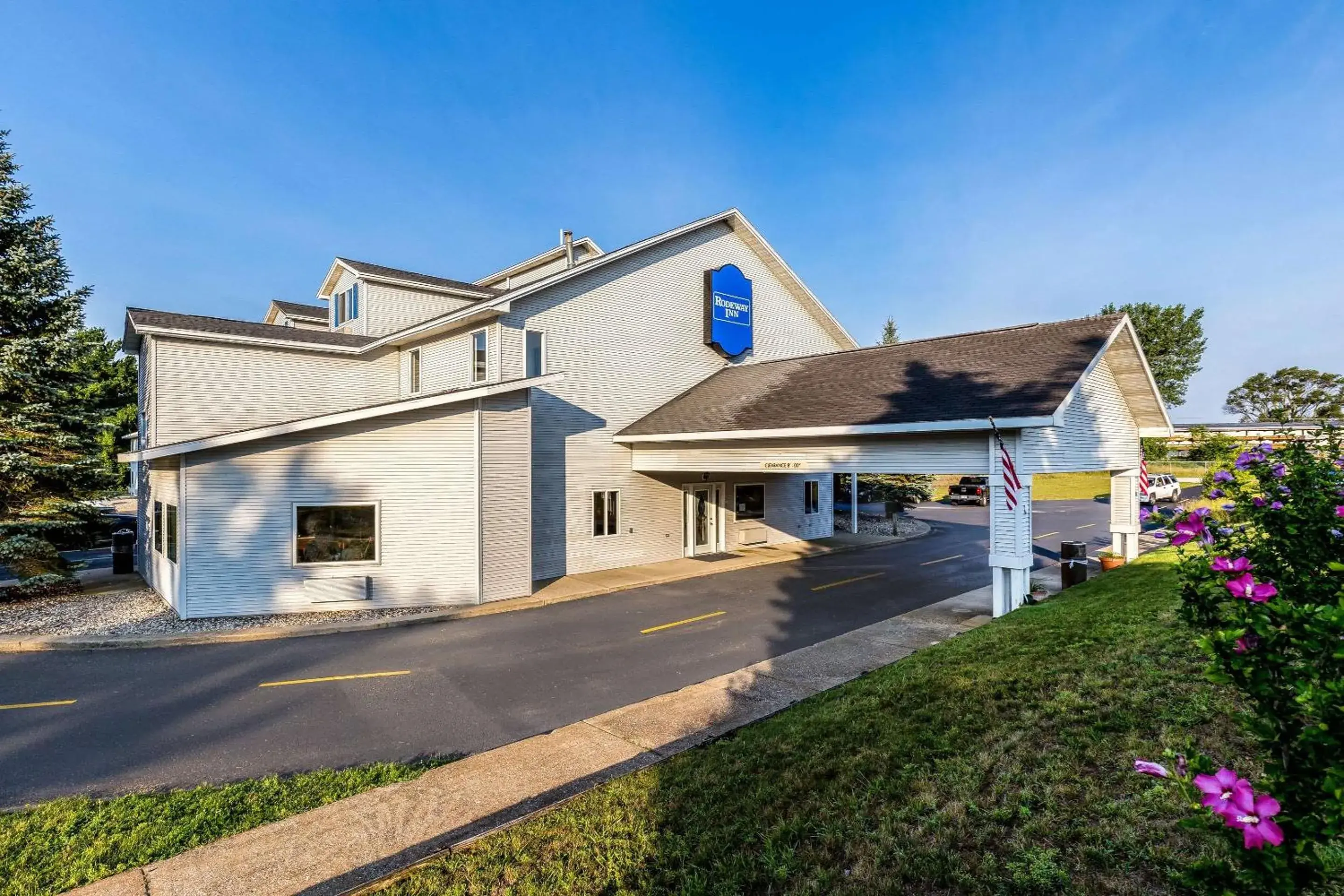 Property building in Rodeway Inn Property building in Rodeway Inn