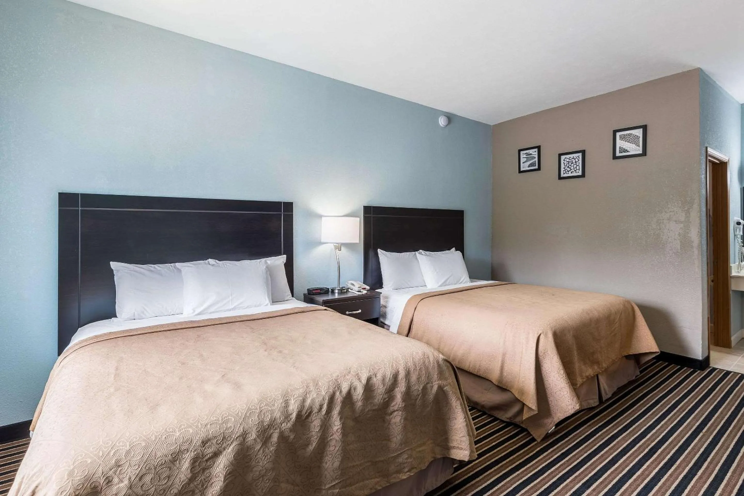 Photo of the whole room, Bed in Rodeway Inn