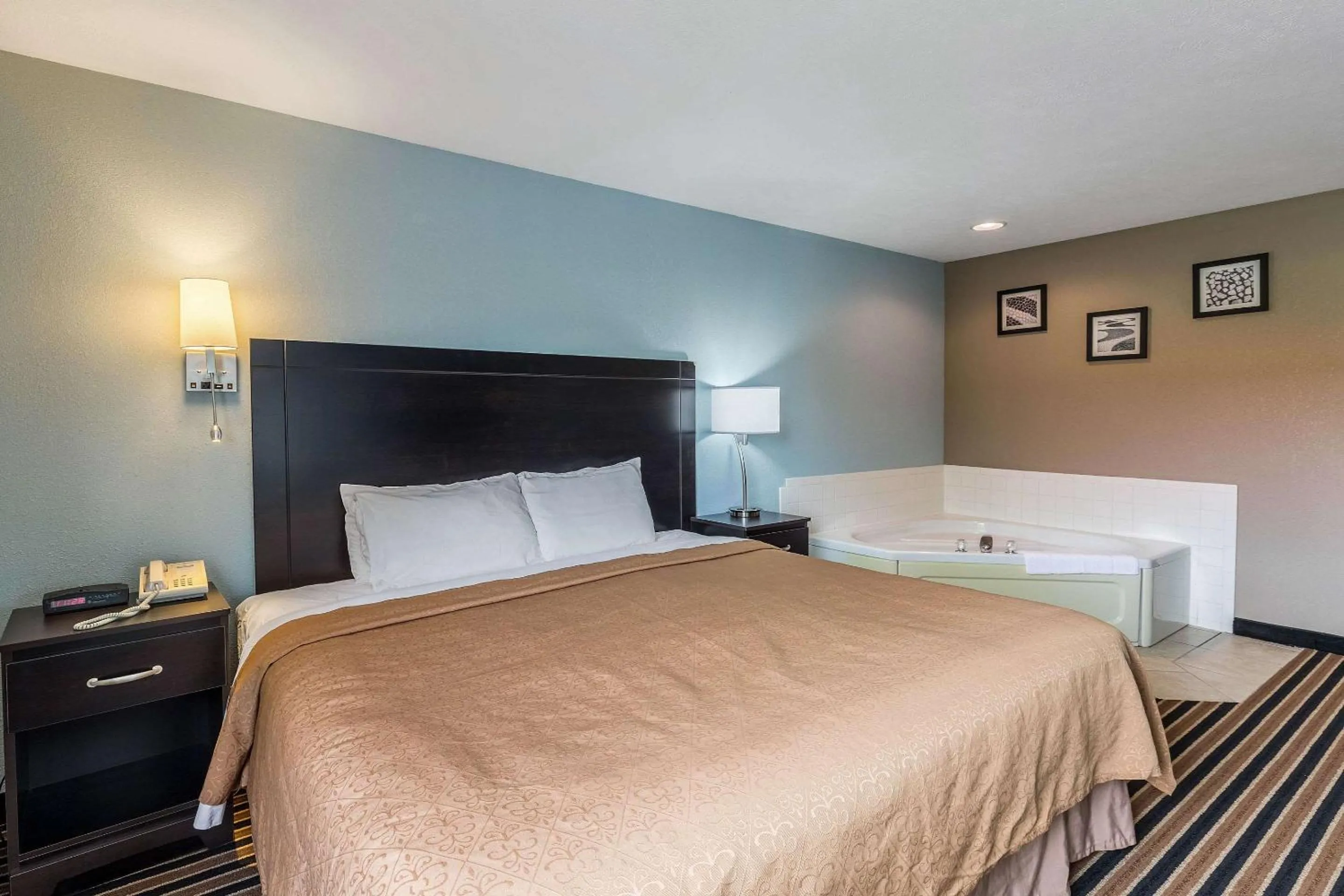 Photo of the whole room, Bed in Rodeway Inn