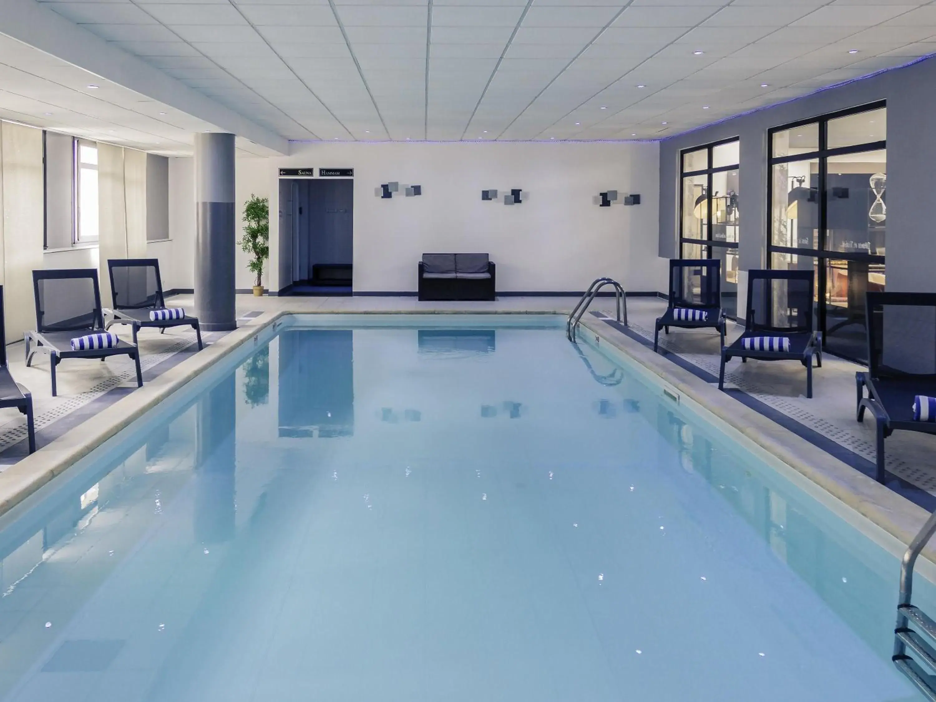 Pool view in Hotel Mercure Blois Centre Pool view in Hotel Mercure Blois Centre