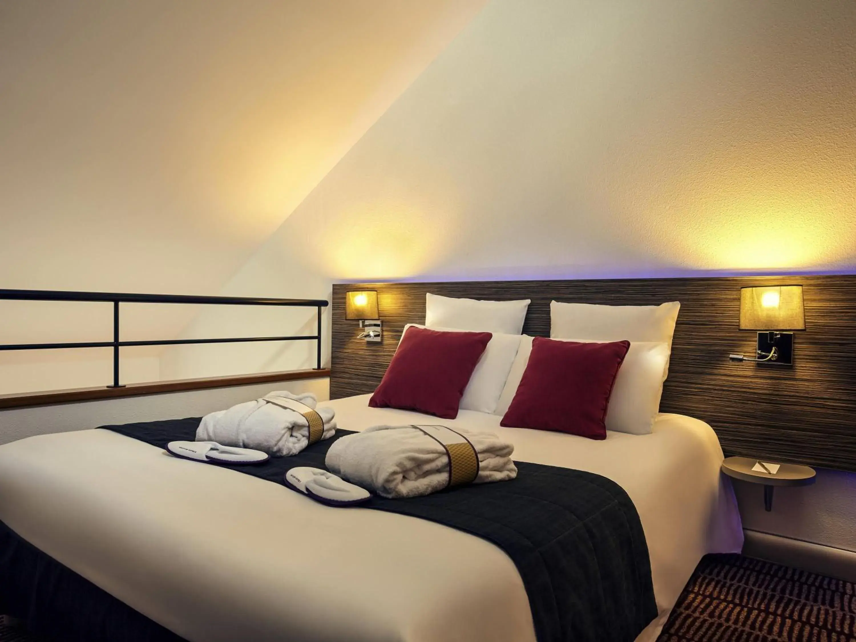 Bedroom, Bed in Hotel Mercure Blois Centre Bedroom, Bed in Hotel Mercure Blois Centre