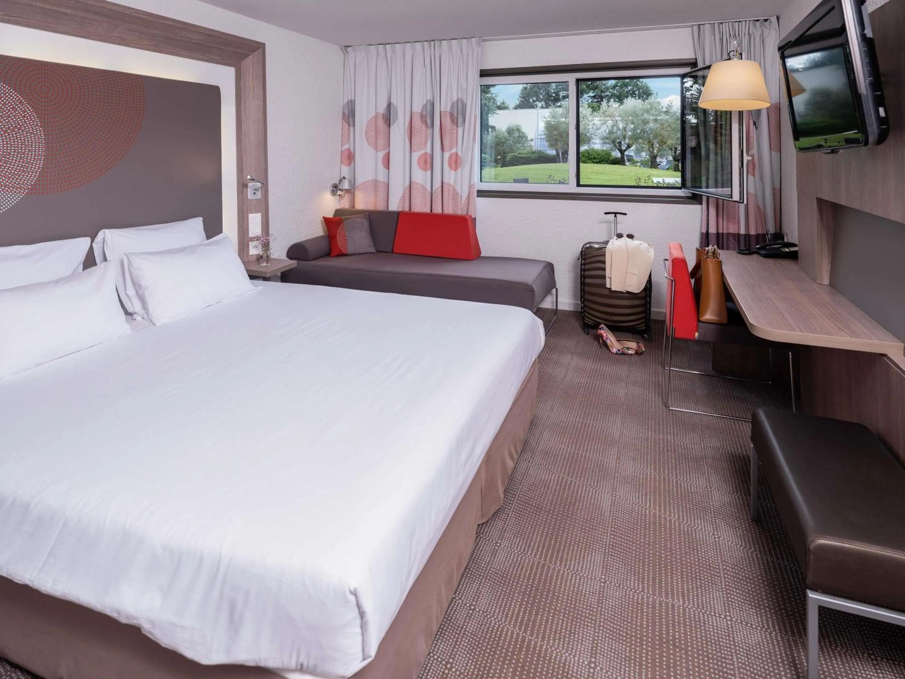 Property building, Bed in Novotel Nantes Carquefou