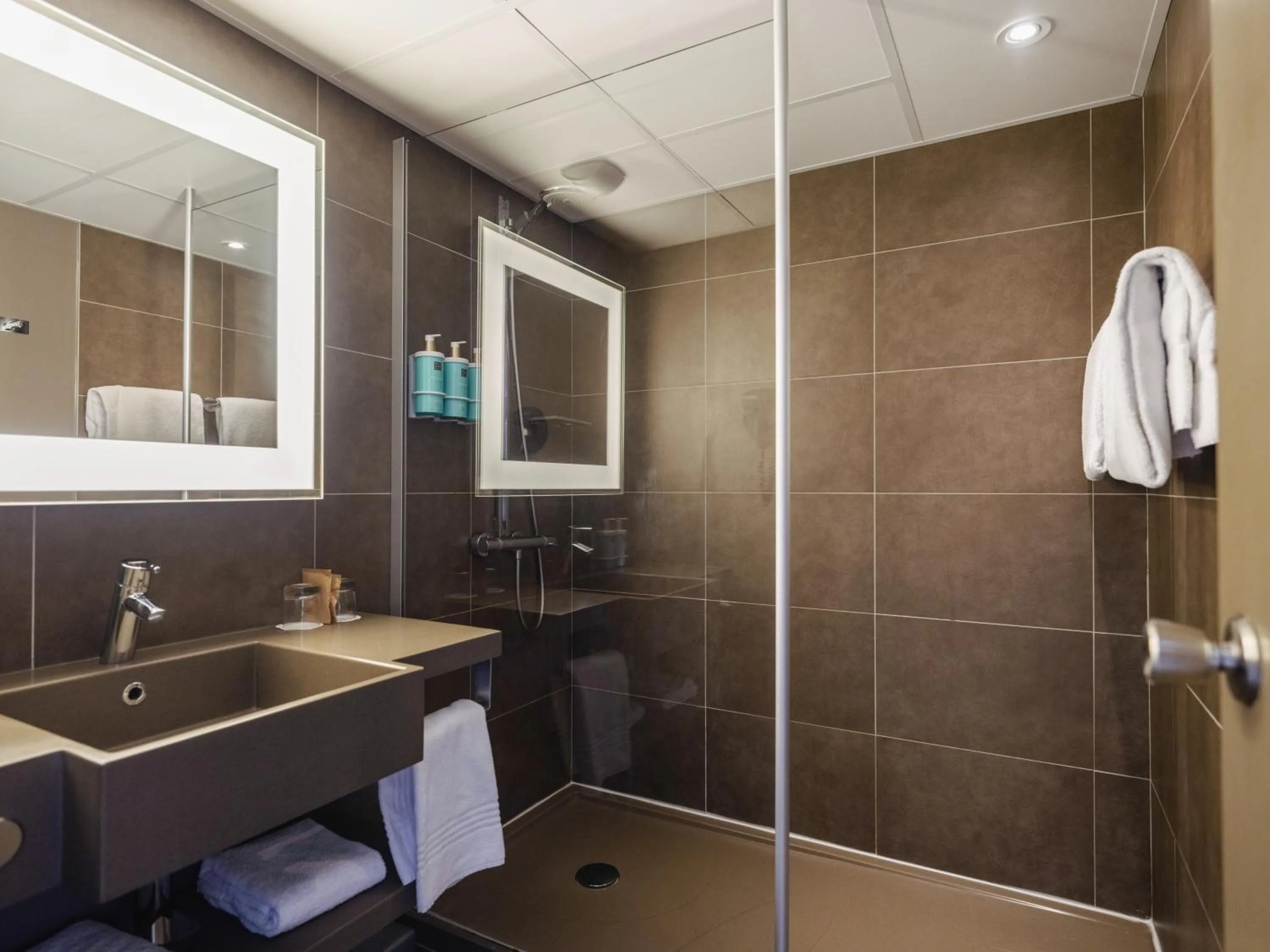 Shower in Novotel Nantes Carquefou