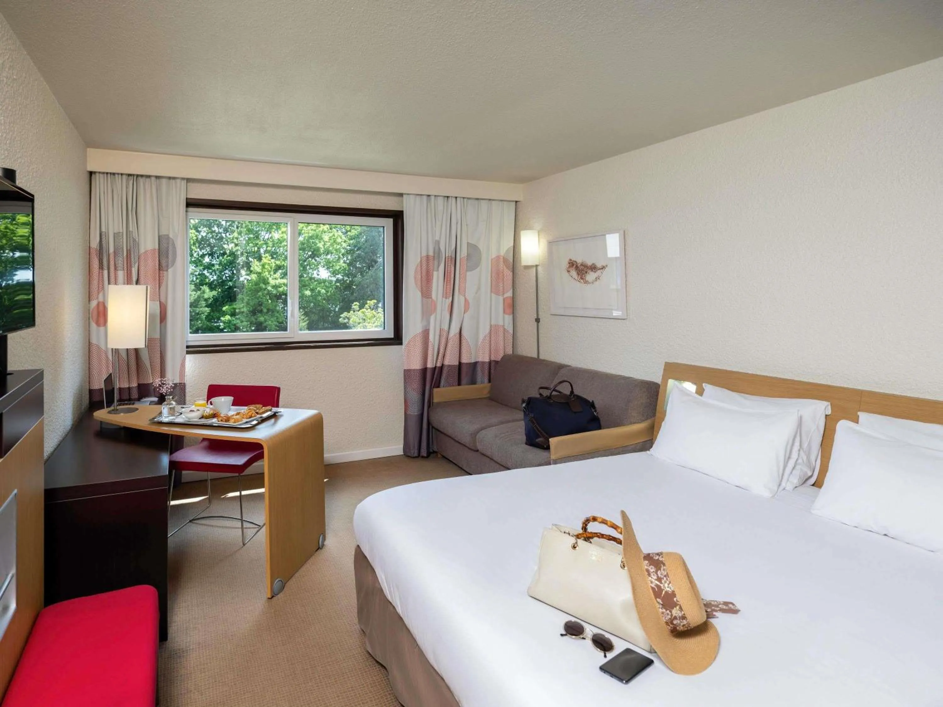 Property building, Bed in Novotel Nantes Carquefou