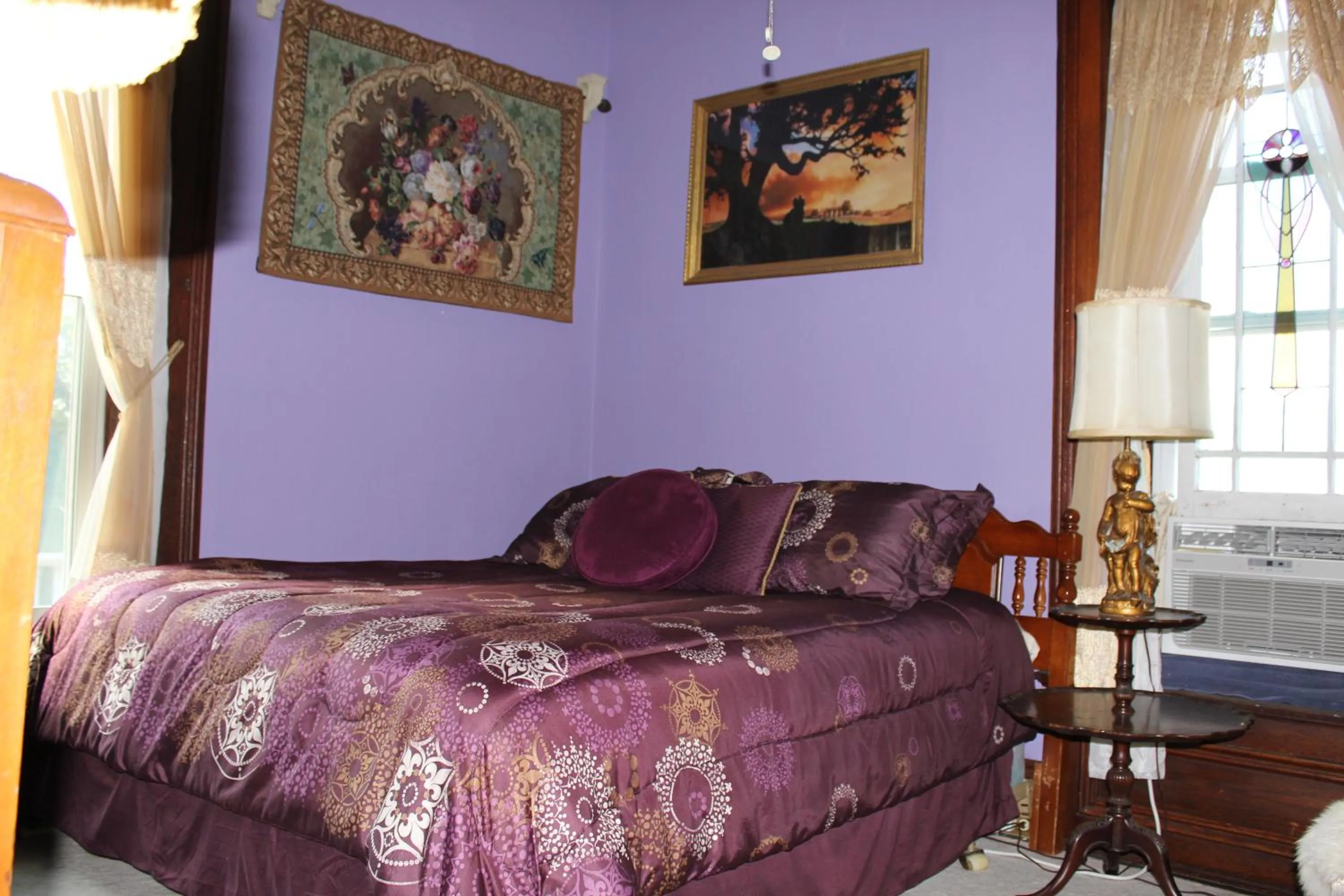 Bed in Riverview Mansion Hotel