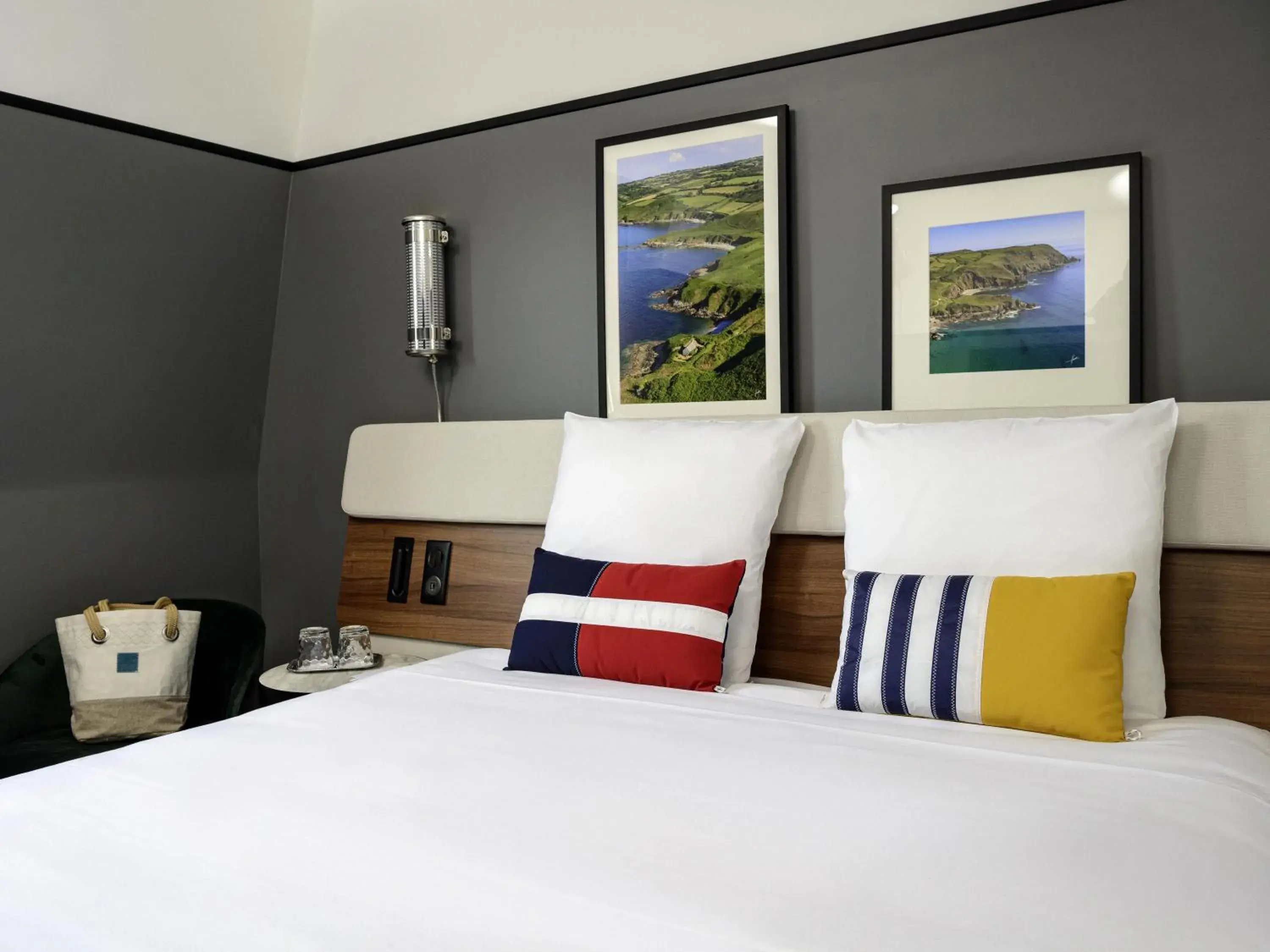 Bedroom, Bed in Mercure Caen Centre Port De Plaisance Bedroom, Bed in Mercure Caen Centre Port De Plaisance