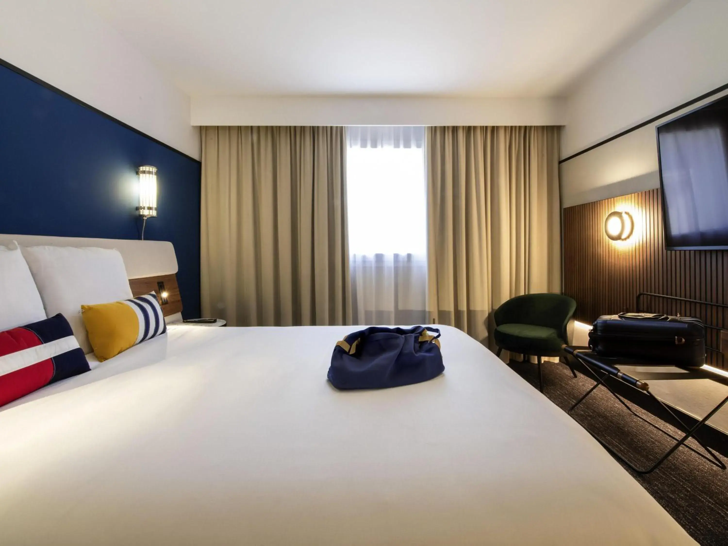 Bedroom, Bed in Mercure Caen Centre Port De Plaisance Bedroom, Bed in Mercure Caen Centre Port De Plaisance