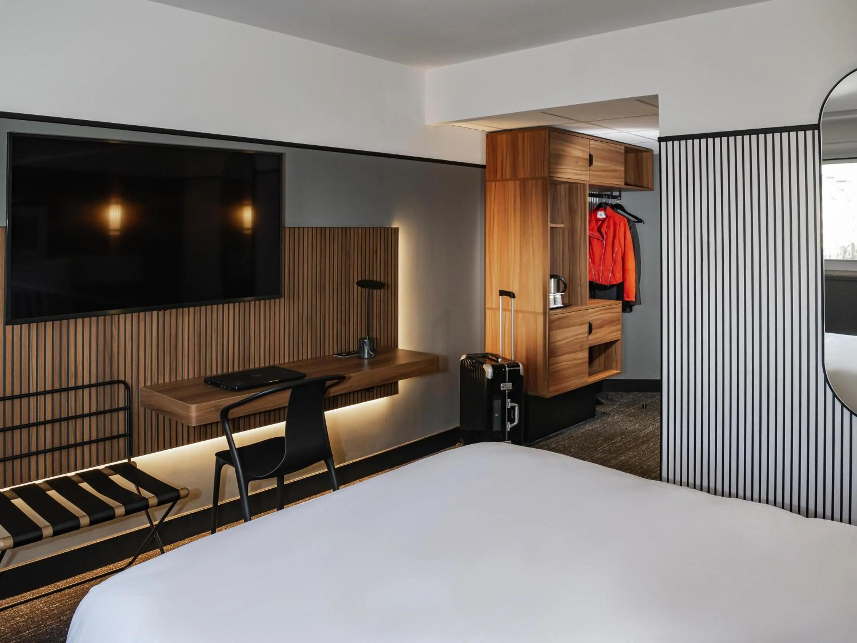 Bedroom, Bed in Mercure Caen Centre Port De Plaisance