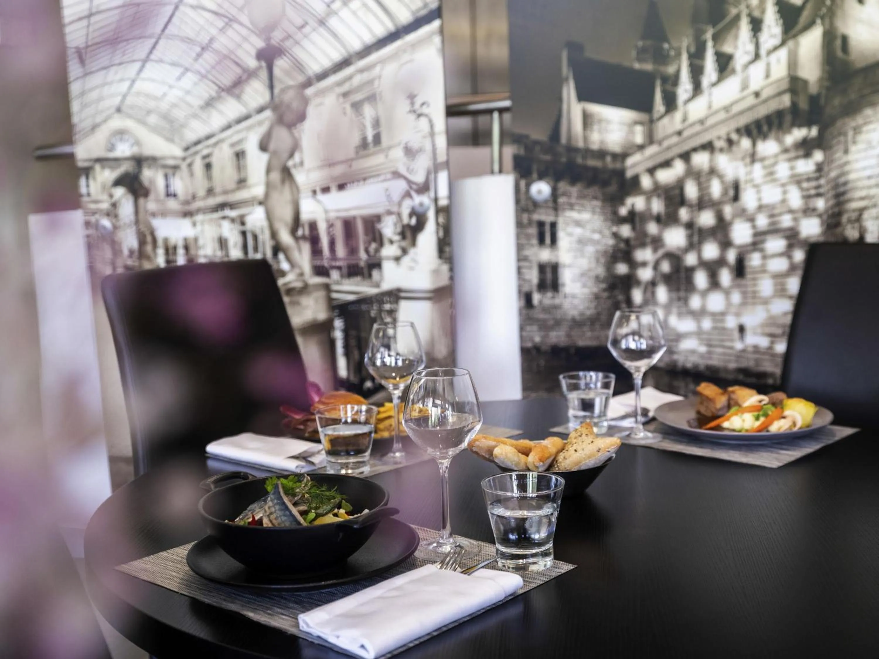 Restaurant/places to eat in Novotel Nantes Centre Gare