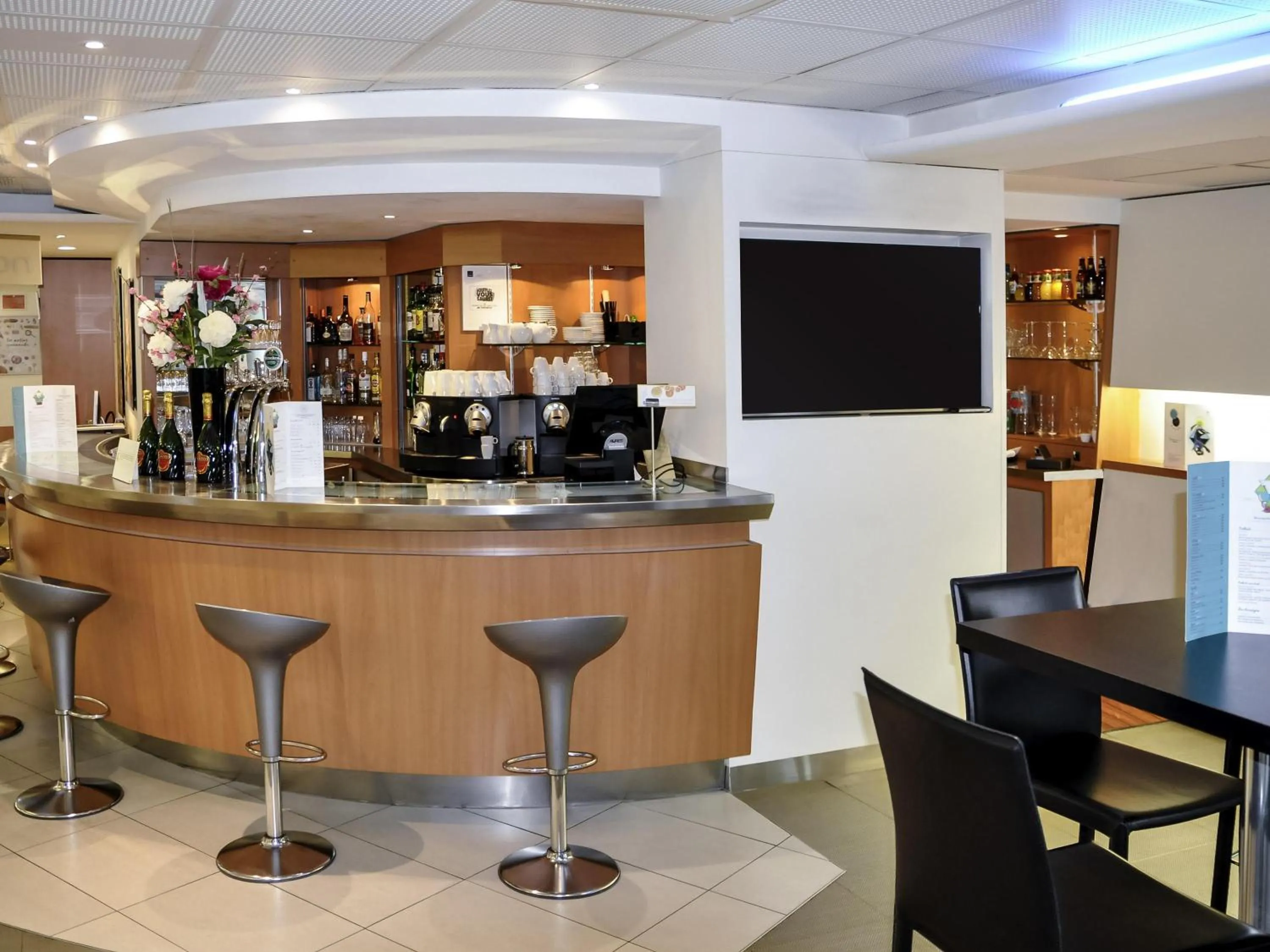 Lounge or bar in Novotel Nantes Centre Gare