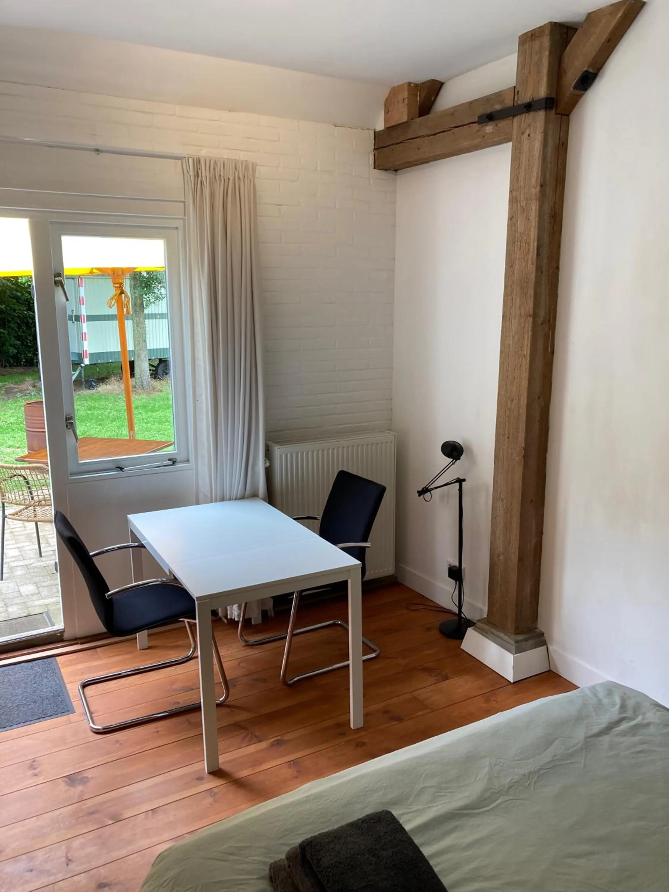 Seating area, Bed in B&B de Bievangh