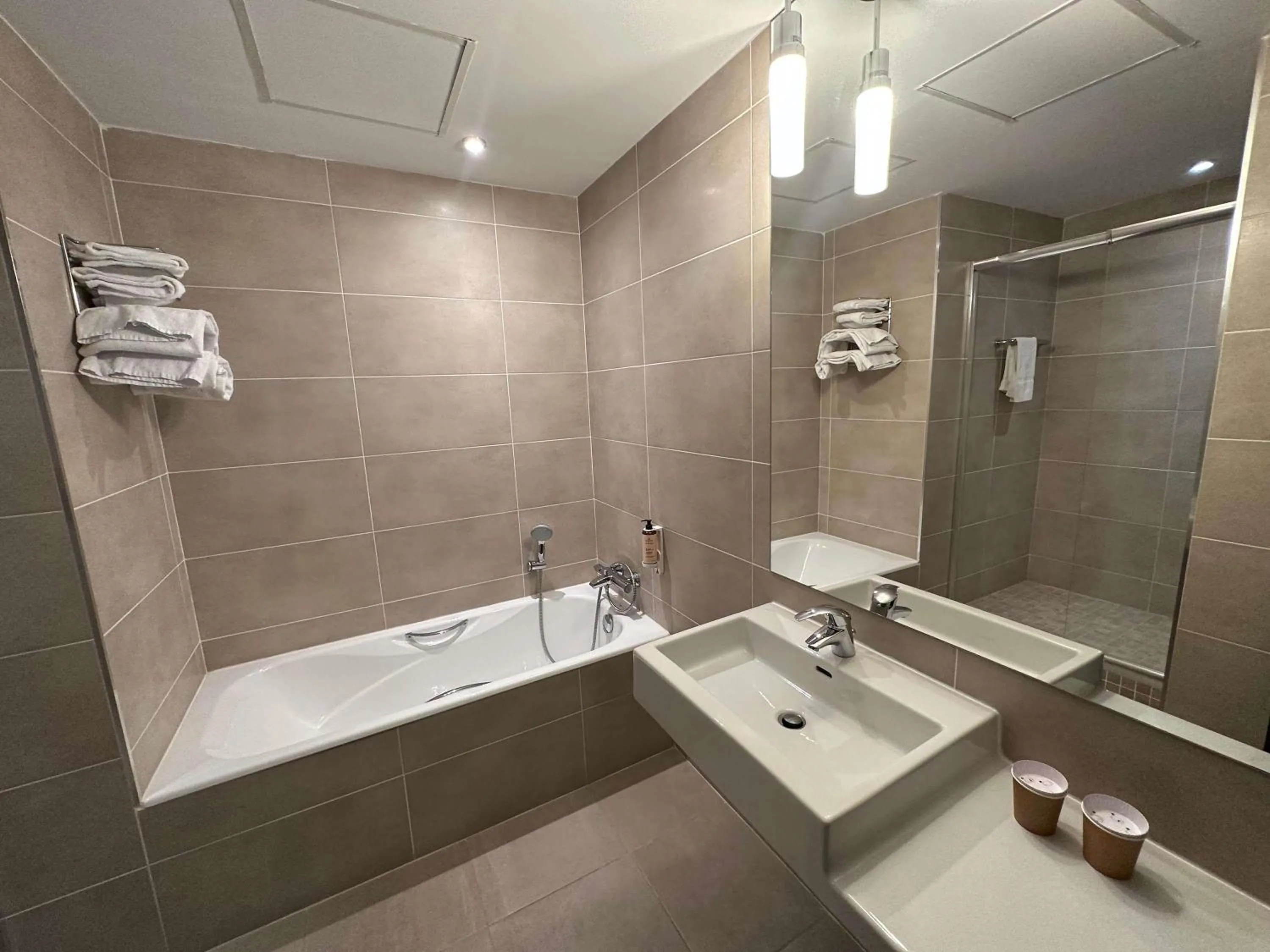 Bedroom in Mercure Bordeaux Chateau Chartrons