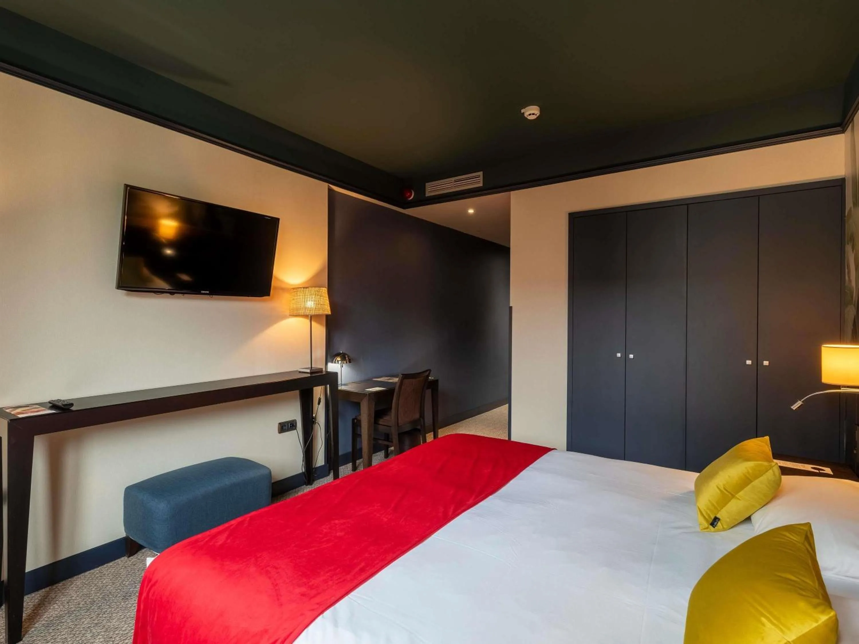 Bedroom, Bed in Mercure Bordeaux Chateau Chartrons